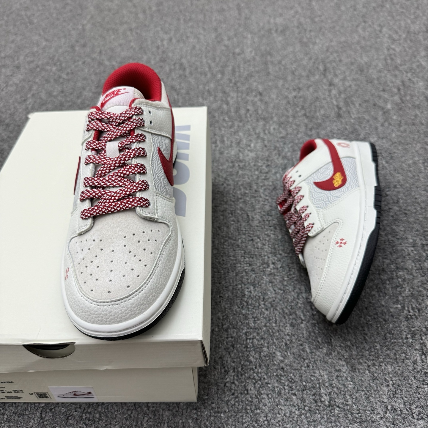 特价福利🉐💰199（36-45半） 公司级 头层 ［定制球鞋］ Chrome Hearts x Nike Dunk SB Low 克罗心 x 耐克 SB 低帮 蛇年限定 灰白红 鞋身整体以灰色麂皮打造，搭配米白色皮革框架覆盖层，使鞋款十分百搭，鞋舌绣标上以Nike Swoosh Logo呈现，鞋身两侧的Swoosh Logo和后跟饰片均采用红色点缀，鞋舌是网眼布材料，增强了透气性，后跟Nike字样以黄色刺绣妆点，鞋头处侧边克罗心LLogo采用黑色牙印点缀，后跟印有蛇，彰显联名身份；最后以米白色中底搭配黑色橡胶外底完善整体设计收尾。 货号：DJ2024-094 尺码：36 36.5 37.5 38 38.5 39 40 40.5 41 42 42.5 43 44 44.5 45