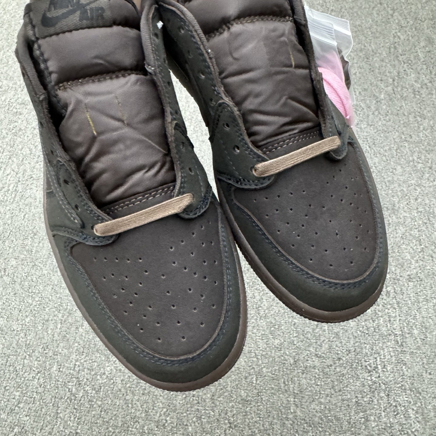 💰200
Travis Scott x Air Jordan 1 Low "Velvet Brown" 低帮 黑棕倒勾联名 AJ1 乔丹1代 aj1 乔1 低邦 深咖色倒勾联名 乔丹篮球鞋系列 鞋款整体以深咖色麂皮为底搭配棕色麂皮框架呈现,标志性的反钩Swoosh Logo采用黑色皮革点缀,内侧则辅以黑色Swoosh Logo呈现,鞋舌等多处TS标志性元素均得以保留;鞋舌绣标上点缀黑色Nike Swoosh Logo,鞋身内侧Cactusc Jack厂牌Logo采用黑色点缀,后跟的鬼脸标志以及Wings Logoz均采用黑色缝线打造,彰显联名身份;最后以棕色中底搭配深咖色橡胶外底完善整体设计收尾。
货号:DM7866-202
尺码:36 36.5 37.5 38 38.5 39 40 40.5 41 42 42.5 43 44 44.5 45 46 47.5