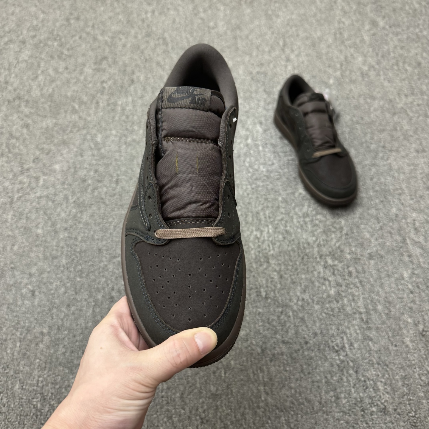 💰200
Travis Scott x Air Jordan 1 Low "Velvet Brown" 低帮 黑棕倒勾联名 AJ1 乔丹1代 aj1 乔1 低邦 深咖色倒勾联名 乔丹篮球鞋系列 鞋款整体以深咖色麂皮为底搭配棕色麂皮框架呈现,标志性的反钩Swoosh Logo采用黑色皮革点缀,内侧则辅以黑色Swoosh Logo呈现,鞋舌等多处TS标志性元素均得以保留;鞋舌绣标上点缀黑色Nike Swoosh Logo,鞋身内侧Cactusc Jack厂牌Logo采用黑色点缀,后跟的鬼脸标志以及Wings Logoz均采用黑色缝线打造,彰显联名身份;最后以棕色中底搭配深咖色橡胶外底完善整体设计收尾。
货号:DM7866-202
尺码:36 36.5 37.5 38 38.5 39 40 40.5 41 42 42.5 43 44 44.5 45 46 47.5