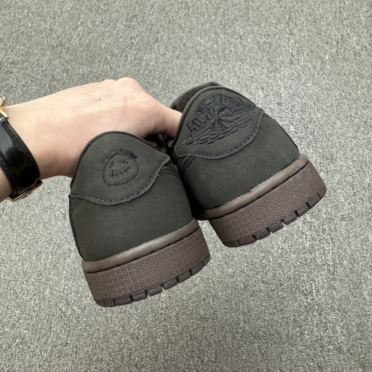 💰200
Travis Scott x Air Jordan 1 Low "Velvet Brown" 低帮 黑棕倒勾联名 AJ1 乔丹1代 aj1 乔1 低邦 深咖色倒勾联名 乔丹篮球鞋系列 鞋款整体以深咖色麂皮为底搭配棕色麂皮框架呈现,标志性的反钩Swoosh Logo采用黑色皮革点缀,内侧则辅以黑色Swoosh Logo呈现,鞋舌等多处TS标志性元素均得以保留;鞋舌绣标上点缀黑色Nike Swoosh Logo,鞋身内侧Cactusc Jack厂牌Logo采用黑色点缀,后跟的鬼脸标志以及Wings Logoz均采用黑色缝线打造,彰显联名身份;最后以棕色中底搭配深咖色橡胶外底完善整体设计收尾。
货号:DM7866-202
尺码:36 36.5 37.5 38 38.5 39 40 40.5 41 42 42.5 43 44 44.5 45 46 47.5