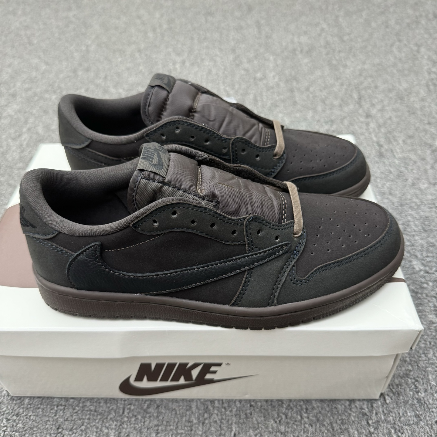 💰200
Travis Scott x Air Jordan 1 Low "Velvet Brown" 低帮 黑棕倒勾联名 AJ1 乔丹1代 aj1 乔1 低邦 深咖色倒勾联名 乔丹篮球鞋系列 鞋款整体以深咖色麂皮为底搭配棕色麂皮框架呈现,标志性的反钩Swoosh Logo采用黑色皮革点缀,内侧则辅以黑色Swoosh Logo呈现,鞋舌等多处TS标志性元素均得以保留;鞋舌绣标上点缀黑色Nike Swoosh Logo,鞋身内侧Cactusc Jack厂牌Logo采用黑色点缀,后跟的鬼脸标志以及Wings Logoz均采用黑色缝线打造,彰显联名身份;最后以棕色中底搭配深咖色橡胶外底完善整体设计收尾。
货号:DM7866-202
尺码:36 36.5 37.5 38 38.5 39 40 40.5 41 42 42.5 43 44 44.5 45 46 47.5