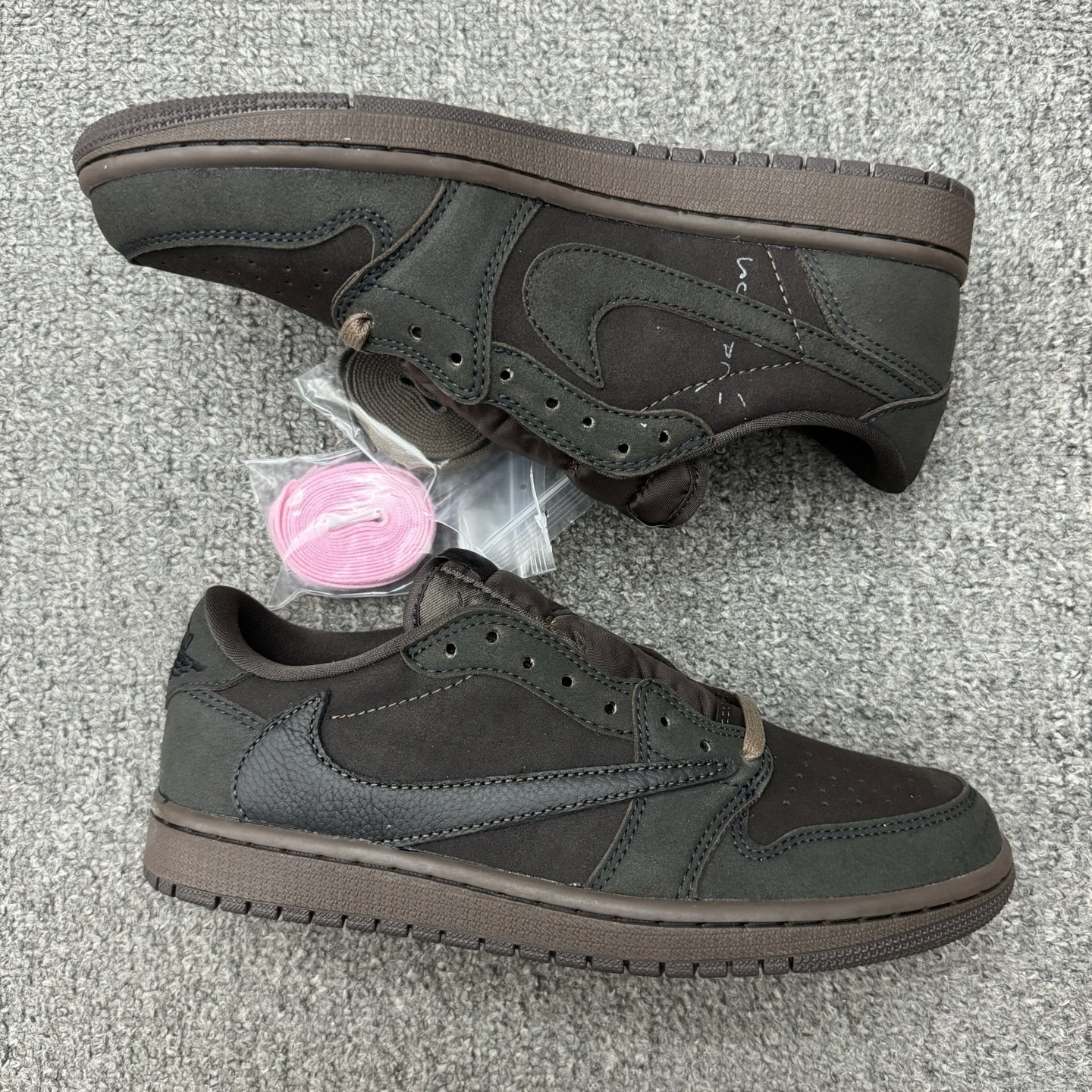 💰200
Travis Scott x Air Jordan 1 Low "Velvet Brown" 低帮 黑棕倒勾联名 AJ1 乔丹1代 aj1 乔1 低邦 深咖色倒勾联名 乔丹篮球鞋系列 鞋款整体以深咖色麂皮为底搭配棕色麂皮框架呈现,标志性的反钩Swoosh Logo采用黑色皮革点缀,内侧则辅以黑色Swoosh Logo呈现,鞋舌等多处TS标志性元素均得以保留;鞋舌绣标上点缀黑色Nike Swoosh Logo,鞋身内侧Cactusc Jack厂牌Logo采用黑色点缀,后跟的鬼脸标志以及Wings Logoz均采用黑色缝线打造,彰显联名身份;最后以棕色中底搭配深咖色橡胶外底完善整体设计收尾。
货号:DM7866-202
尺码:36 36.5 37.5 38 38.5 39 40 40.5 41 42 42.5 43 44 44.5 45 46 47.5