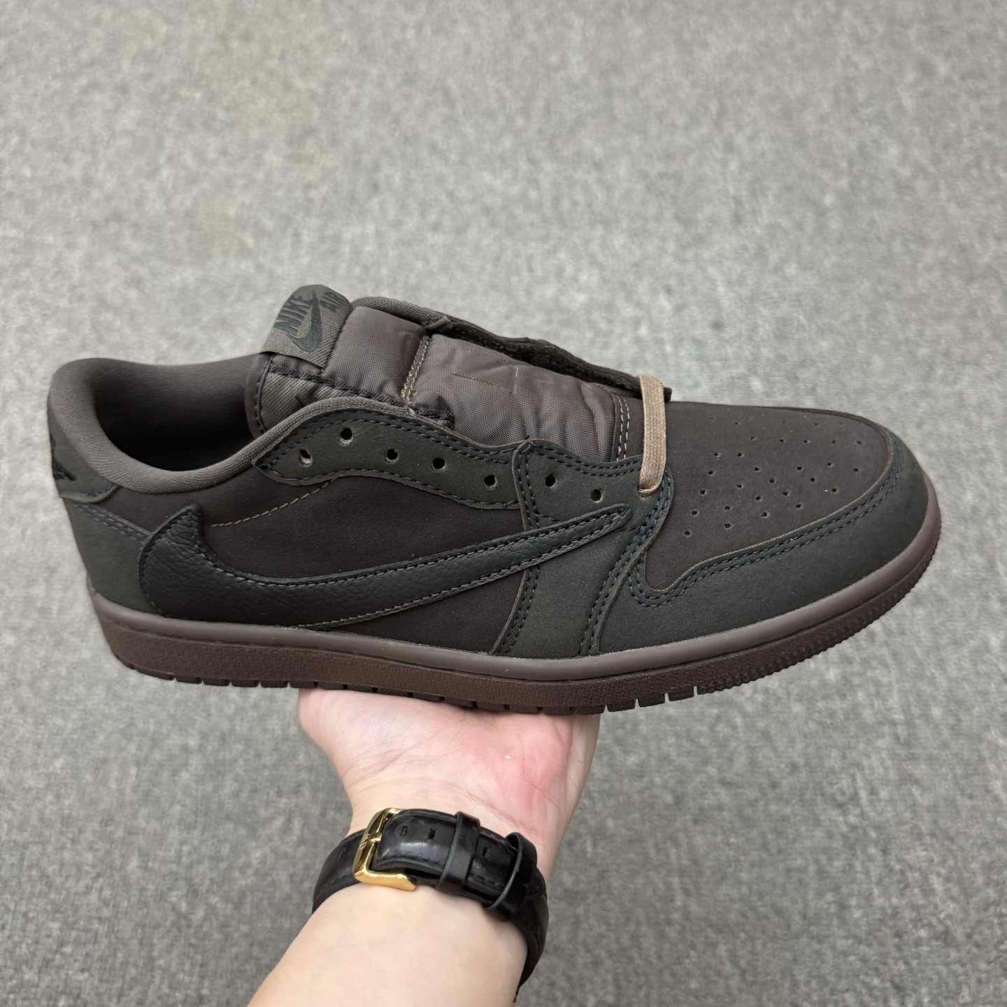 💰200
Travis Scott x Air Jordan 1 Low "Velvet Brown" 低帮 黑棕倒勾联名 AJ1 乔丹1代 aj1 乔1 低邦 深咖色倒勾联名 乔丹篮球鞋系列 鞋款整体以深咖色麂皮为底搭配棕色麂皮框架呈现,标志性的反钩Swoosh Logo采用黑色皮革点缀,内侧则辅以黑色Swoosh Logo呈现,鞋舌等多处TS标志性元素均得以保留;鞋舌绣标上点缀黑色Nike Swoosh Logo,鞋身内侧Cactusc Jack厂牌Logo采用黑色点缀,后跟的鬼脸标志以及Wings Logoz均采用黑色缝线打造,彰显联名身份;最后以棕色中底搭配深咖色橡胶外底完善整体设计收尾。
货号:DM7866-202
尺码:36 36.5 37.5 38 38.5 39 40 40.5 41 42 42.5 43 44 44.5 45 46 47.5