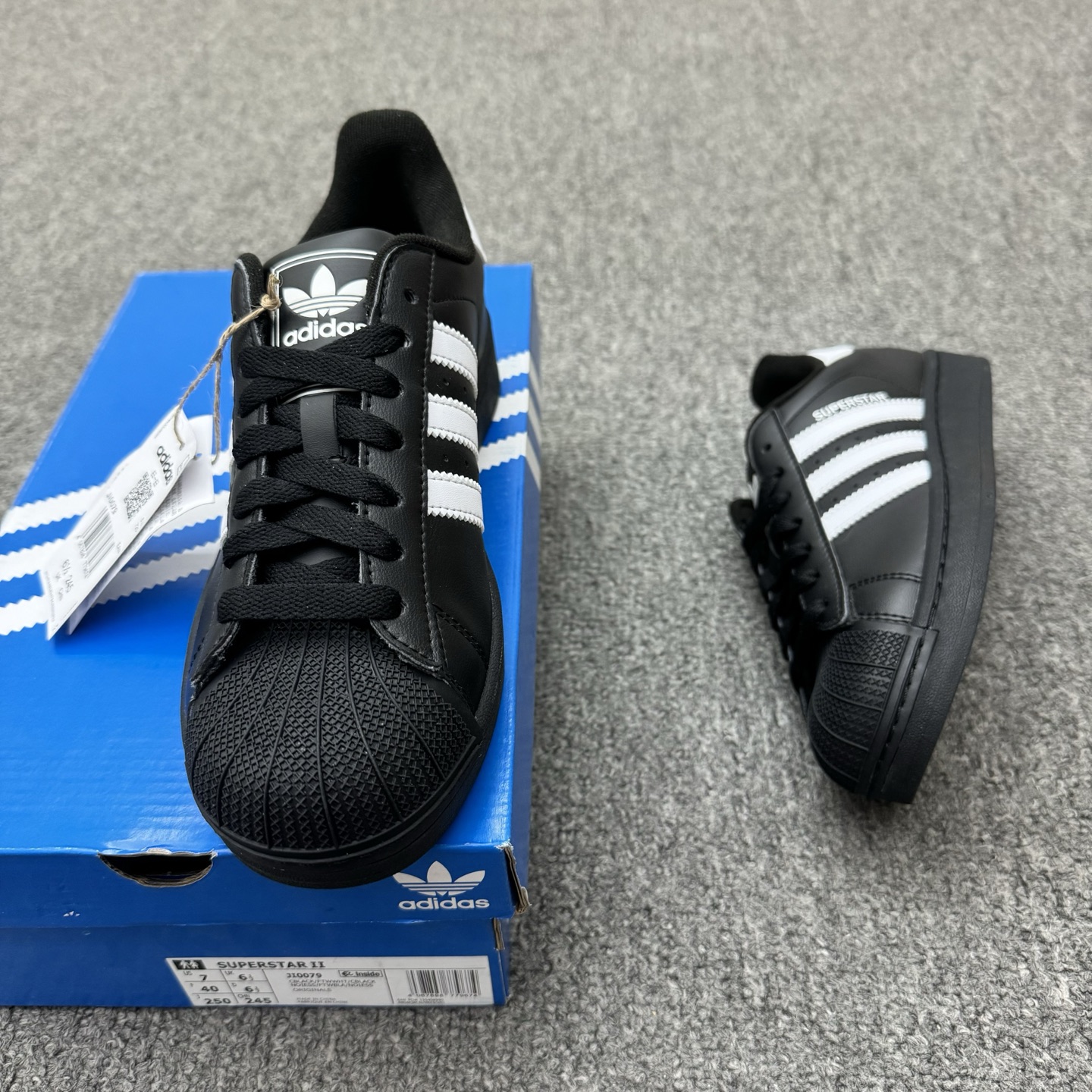 本地自取💰150（35.5-45半）
头层带半码
Adidas Original Superstar 2 阿迪达斯 低帮 黑白 男女同款 贝壳头防滑耐磨轻便低邦休闲板鞋 保留了鞋身整体采用黑色皮革打造，搭配经典黑色贝壳头，独特且辨识度极高；鞋身两侧经典锯齿三条杠Logo采用白色点缀，侧身Superstar字样以白色压印妆点，鞋舌上以Adidasx字样及三叶草Logo呈现，瞬间提升鞋子的时尚程度，后跟装饰片辅以白色制作并带有黑色Adidas字样及三叶草Logo，最后以黑色中底搭配同色橡胶外底完善整体设计收尾。
货号：JI0079
尺码：35.5-45带半码