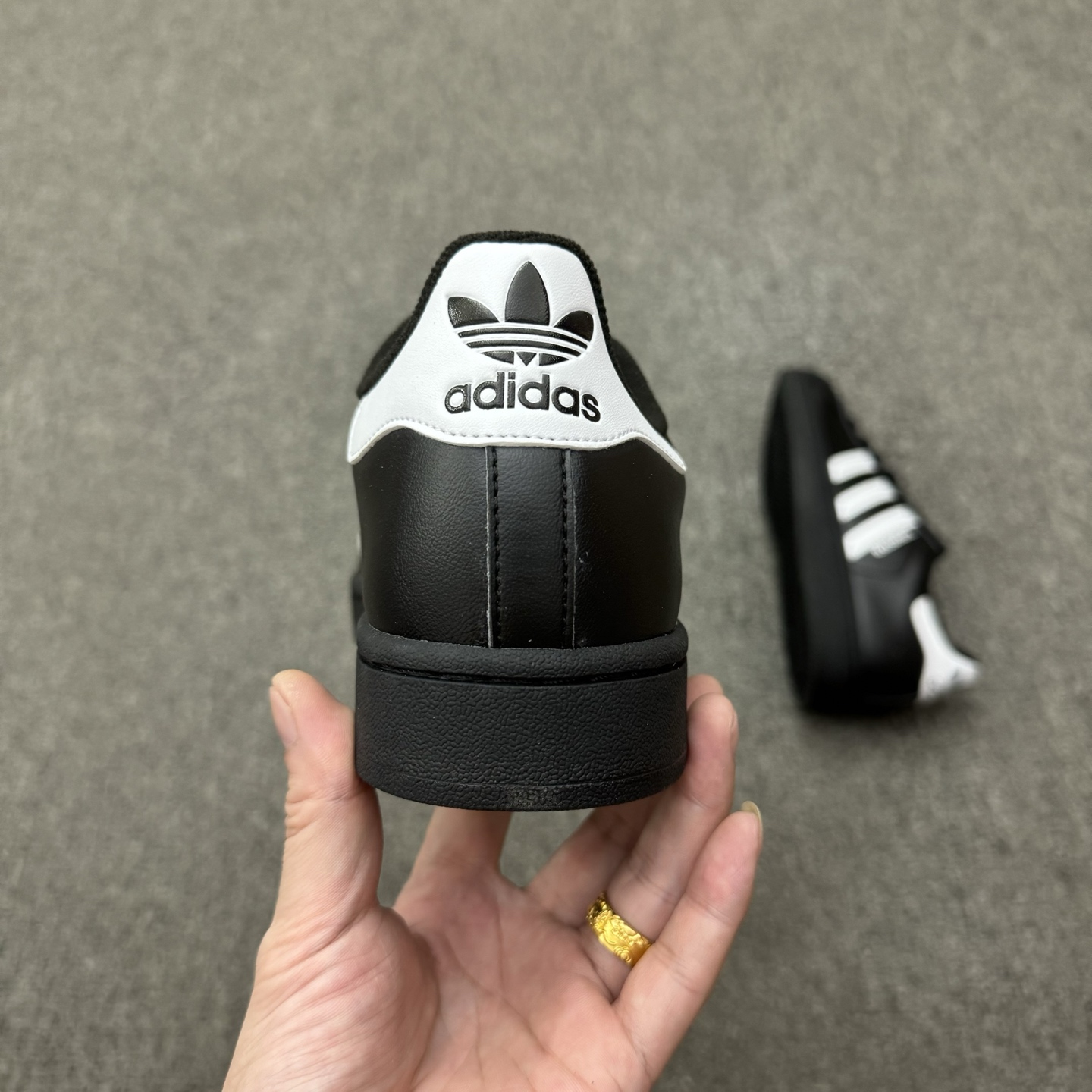 本地自取💰150（35.5-45半）
头层带半码
Adidas Original Superstar 2 阿迪达斯 低帮 黑白 男女同款 贝壳头防滑耐磨轻便低邦休闲板鞋 保留了鞋身整体采用黑色皮革打造，搭配经典黑色贝壳头，独特且辨识度极高；鞋身两侧经典锯齿三条杠Logo采用白色点缀，侧身Superstar字样以白色压印妆点，鞋舌上以Adidasx字样及三叶草Logo呈现，瞬间提升鞋子的时尚程度，后跟装饰片辅以白色制作并带有黑色Adidas字样及三叶草Logo，最后以黑色中底搭配同色橡胶外底完善整体设计收尾。
货号：JI0079
尺码：35.5-45带半码