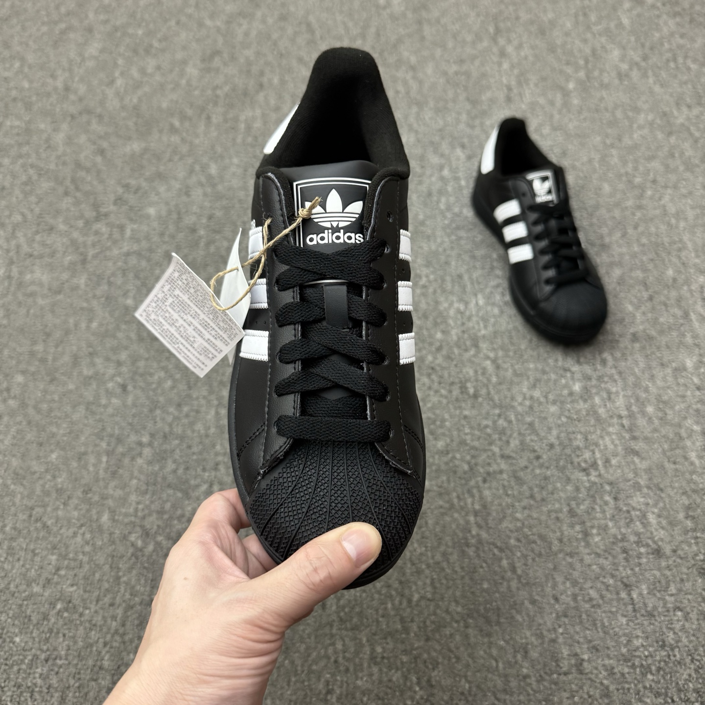 本地自取💰150（35.5-45半）
头层带半码
Adidas Original Superstar 2 阿迪达斯 低帮 黑白 男女同款 贝壳头防滑耐磨轻便低邦休闲板鞋 保留了鞋身整体采用黑色皮革打造，搭配经典黑色贝壳头，独特且辨识度极高；鞋身两侧经典锯齿三条杠Logo采用白色点缀，侧身Superstar字样以白色压印妆点，鞋舌上以Adidasx字样及三叶草Logo呈现，瞬间提升鞋子的时尚程度，后跟装饰片辅以白色制作并带有黑色Adidas字样及三叶草Logo，最后以黑色中底搭配同色橡胶外底完善整体设计收尾。
货号：JI0079
尺码：35.5-45带半码