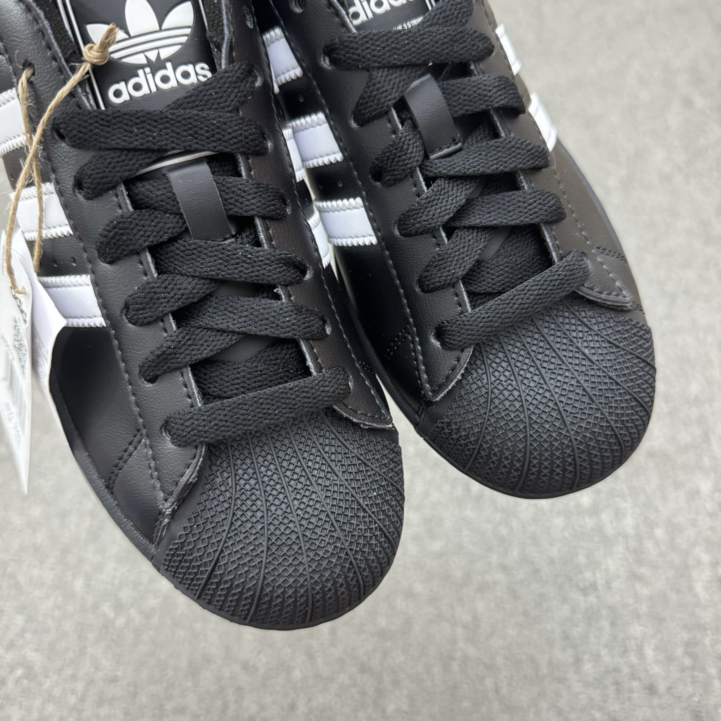 本地自取💰150（35.5-45半）
头层带半码
Adidas Original Superstar 2 阿迪达斯 低帮 黑白 男女同款 贝壳头防滑耐磨轻便低邦休闲板鞋 保留了鞋身整体采用黑色皮革打造，搭配经典黑色贝壳头，独特且辨识度极高；鞋身两侧经典锯齿三条杠Logo采用白色点缀，侧身Superstar字样以白色压印妆点，鞋舌上以Adidasx字样及三叶草Logo呈现，瞬间提升鞋子的时尚程度，后跟装饰片辅以白色制作并带有黑色Adidas字样及三叶草Logo，最后以黑色中底搭配同色橡胶外底完善整体设计收尾。
货号：JI0079
尺码：35.5-45带半码