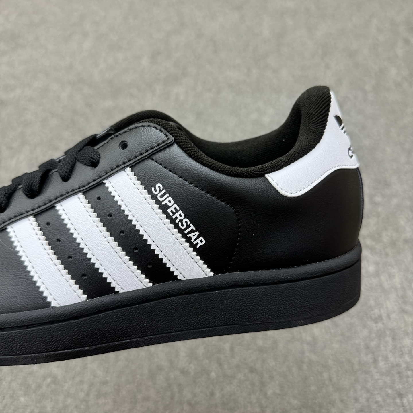 本地自取💰150（35.5-45半）
头层带半码
Adidas Original Superstar 2 阿迪达斯 低帮 黑白 男女同款 贝壳头防滑耐磨轻便低邦休闲板鞋 保留了鞋身整体采用黑色皮革打造，搭配经典黑色贝壳头，独特且辨识度极高；鞋身两侧经典锯齿三条杠Logo采用白色点缀，侧身Superstar字样以白色压印妆点，鞋舌上以Adidasx字样及三叶草Logo呈现，瞬间提升鞋子的时尚程度，后跟装饰片辅以白色制作并带有黑色Adidas字样及三叶草Logo，最后以黑色中底搭配同色橡胶外底完善整体设计收尾。
货号：JI0079
尺码：35.5-45带半码