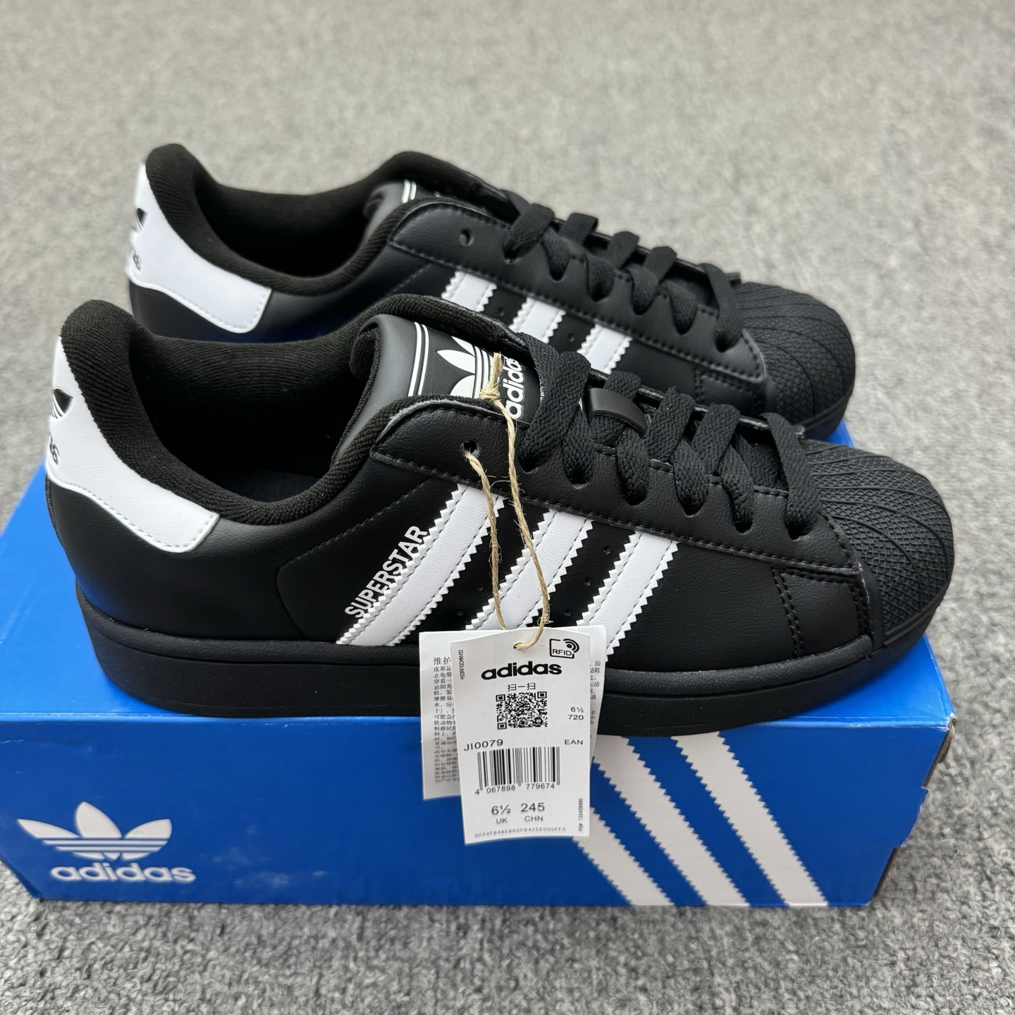 本地自取💰150（35.5-45半）
头层带半码
Adidas Original Superstar 2 阿迪达斯 低帮 黑白 男女同款 贝壳头防滑耐磨轻便低邦休闲板鞋 保留了鞋身整体采用黑色皮革打造，搭配经典黑色贝壳头，独特且辨识度极高；鞋身两侧经典锯齿三条杠Logo采用白色点缀，侧身Superstar字样以白色压印妆点，鞋舌上以Adidasx字样及三叶草Logo呈现，瞬间提升鞋子的时尚程度，后跟装饰片辅以白色制作并带有黑色Adidas字样及三叶草Logo，最后以黑色中底搭配同色橡胶外底完善整体设计收尾。
货号：JI0079
尺码：35.5-45带半码