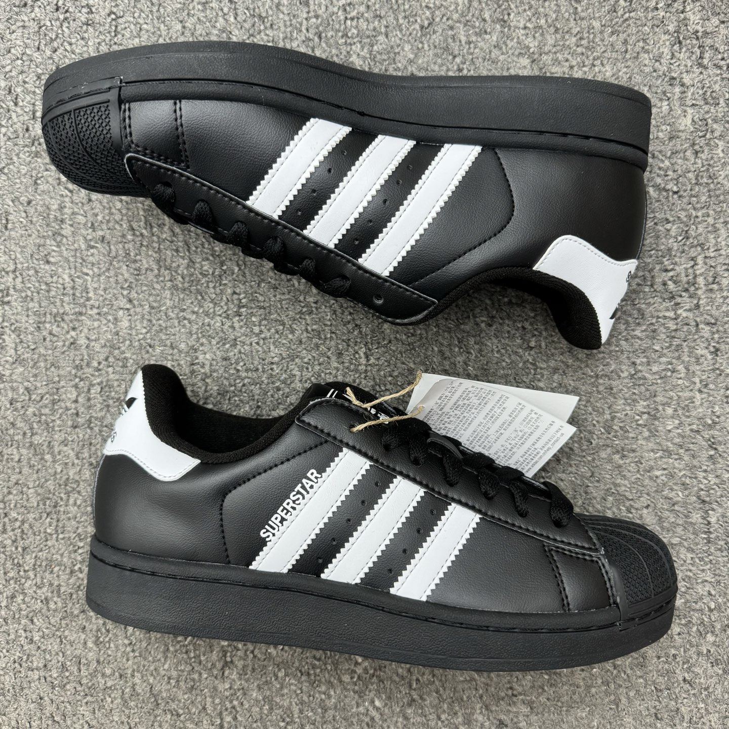 本地自取💰150（35.5-45半）
头层带半码
Adidas Original Superstar 2 阿迪达斯 低帮 黑白 男女同款 贝壳头防滑耐磨轻便低邦休闲板鞋 保留了鞋身整体采用黑色皮革打造，搭配经典黑色贝壳头，独特且辨识度极高；鞋身两侧经典锯齿三条杠Logo采用白色点缀，侧身Superstar字样以白色压印妆点，鞋舌上以Adidasx字样及三叶草Logo呈现，瞬间提升鞋子的时尚程度，后跟装饰片辅以白色制作并带有黑色Adidas字样及三叶草Logo，最后以黑色中底搭配同色橡胶外底完善整体设计收尾。
货号：JI0079
尺码：35.5-45带半码
