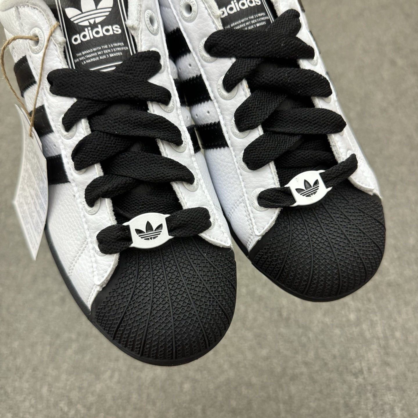 本地自取💰150（35.5-45半）
头层带半码
Adidas Original Superstar 2 阿迪达斯 低帮 白黑色 男女同款 贝壳头防滑耐磨轻便低邦休闲板鞋 保留了鞋身整体采用白色皮革打造，搭配经典黑色贝壳头，独特且辨识度极高；鞋身两侧经典锯齿三条杠Logo采用黑色点缀，侧身Superstar字样以压印妆点，鞋舌上以Adidasx字样及三叶草Logo呈现，瞬间提升鞋子的时尚程度，后跟装饰片辅以白色制作并带有黑色Adidas字样及三叶草Logo，最后以黑色中底搭配同色橡胶外底完善整体设计收尾。
货号：JI0124
尺码：35.5-45带半码