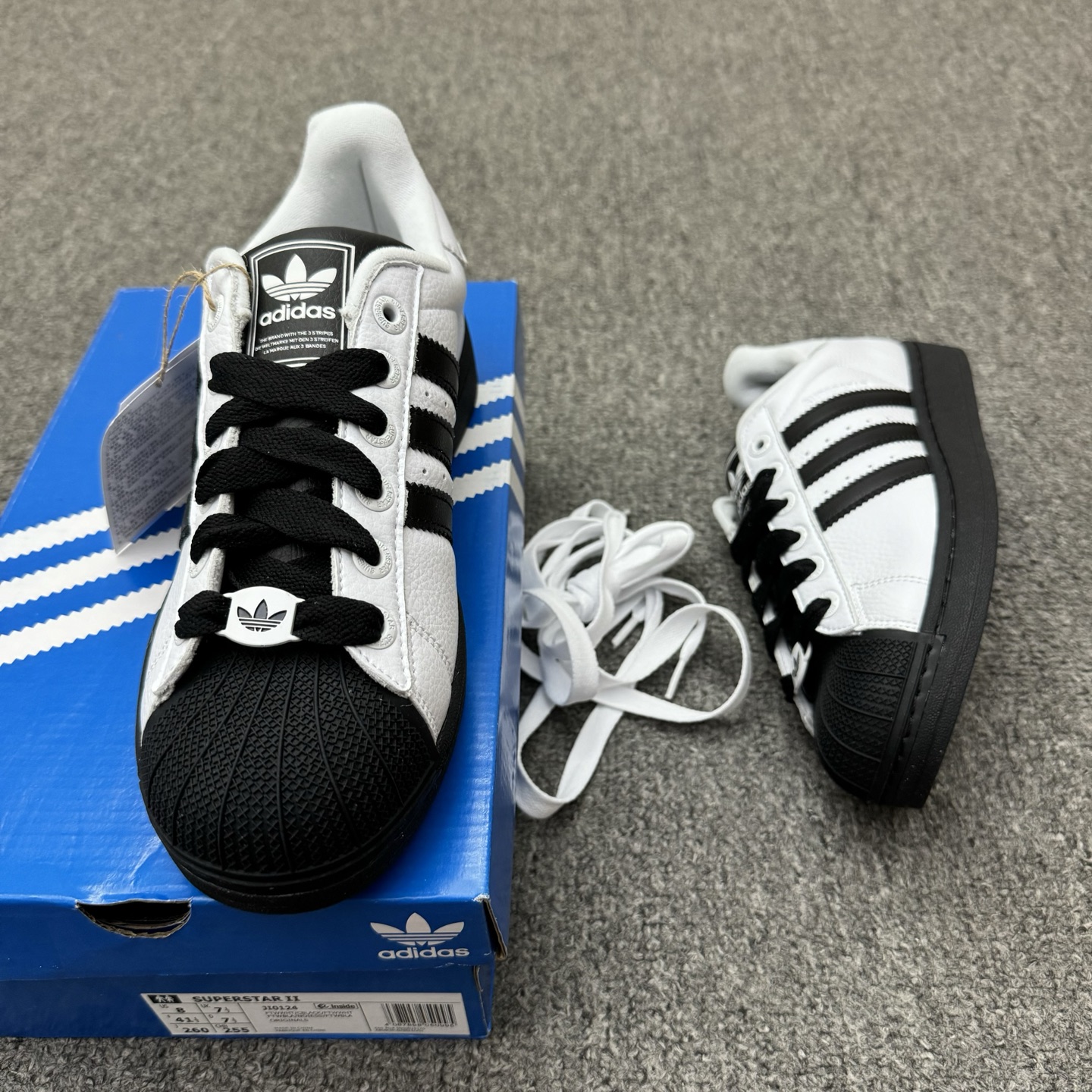 本地自取💰150（35.5-45半）
头层带半码
Adidas Original Superstar 2 阿迪达斯 低帮 白黑色 男女同款 贝壳头防滑耐磨轻便低邦休闲板鞋 保留了鞋身整体采用白色皮革打造，搭配经典黑色贝壳头，独特且辨识度极高；鞋身两侧经典锯齿三条杠Logo采用黑色点缀，侧身Superstar字样以压印妆点，鞋舌上以Adidasx字样及三叶草Logo呈现，瞬间提升鞋子的时尚程度，后跟装饰片辅以白色制作并带有黑色Adidas字样及三叶草Logo，最后以黑色中底搭配同色橡胶外底完善整体设计收尾。
货号：JI0124
尺码：35.5-45带半码