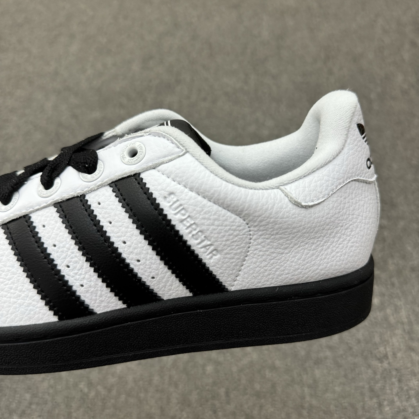本地自取💰150（35.5-45半）
头层带半码
Adidas Original Superstar 2 阿迪达斯 低帮 白黑色 男女同款 贝壳头防滑耐磨轻便低邦休闲板鞋 保留了鞋身整体采用白色皮革打造，搭配经典黑色贝壳头，独特且辨识度极高；鞋身两侧经典锯齿三条杠Logo采用黑色点缀，侧身Superstar字样以压印妆点，鞋舌上以Adidasx字样及三叶草Logo呈现，瞬间提升鞋子的时尚程度，后跟装饰片辅以白色制作并带有黑色Adidas字样及三叶草Logo，最后以黑色中底搭配同色橡胶外底完善整体设计收尾。
货号：JI0124
尺码：35.5-45带半码