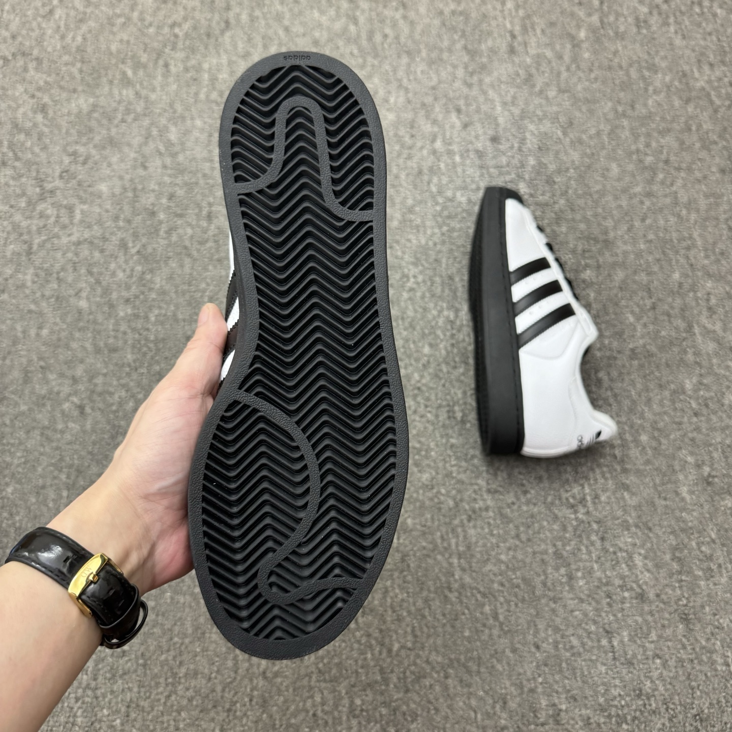 本地自取💰150（35.5-45半）
头层带半码
Adidas Original Superstar 2 阿迪达斯 低帮 白黑色 男女同款 贝壳头防滑耐磨轻便低邦休闲板鞋 保留了鞋身整体采用白色皮革打造，搭配经典黑色贝壳头，独特且辨识度极高；鞋身两侧经典锯齿三条杠Logo采用黑色点缀，侧身Superstar字样以压印妆点，鞋舌上以Adidasx字样及三叶草Logo呈现，瞬间提升鞋子的时尚程度，后跟装饰片辅以白色制作并带有黑色Adidas字样及三叶草Logo，最后以黑色中底搭配同色橡胶外底完善整体设计收尾。
货号：JI0124
尺码：35.5-45带半码