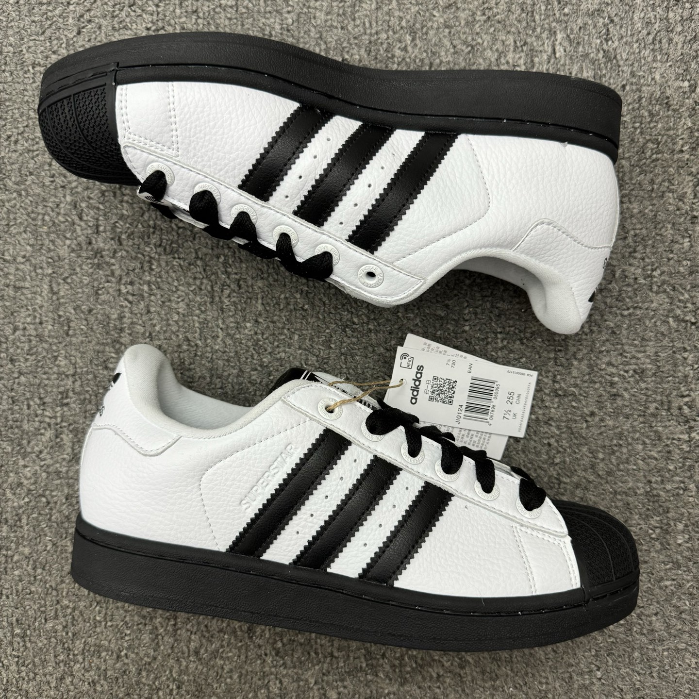 本地自取💰150（35.5-45半）
头层带半码
Adidas Original Superstar 2 阿迪达斯 低帮 白黑色 男女同款 贝壳头防滑耐磨轻便低邦休闲板鞋 保留了鞋身整体采用白色皮革打造，搭配经典黑色贝壳头，独特且辨识度极高；鞋身两侧经典锯齿三条杠Logo采用黑色点缀，侧身Superstar字样以压印妆点，鞋舌上以Adidasx字样及三叶草Logo呈现，瞬间提升鞋子的时尚程度，后跟装饰片辅以白色制作并带有黑色Adidas字样及三叶草Logo，最后以黑色中底搭配同色橡胶外底完善整体设计收尾。
货号：JI0124
尺码：35.5-45带半码