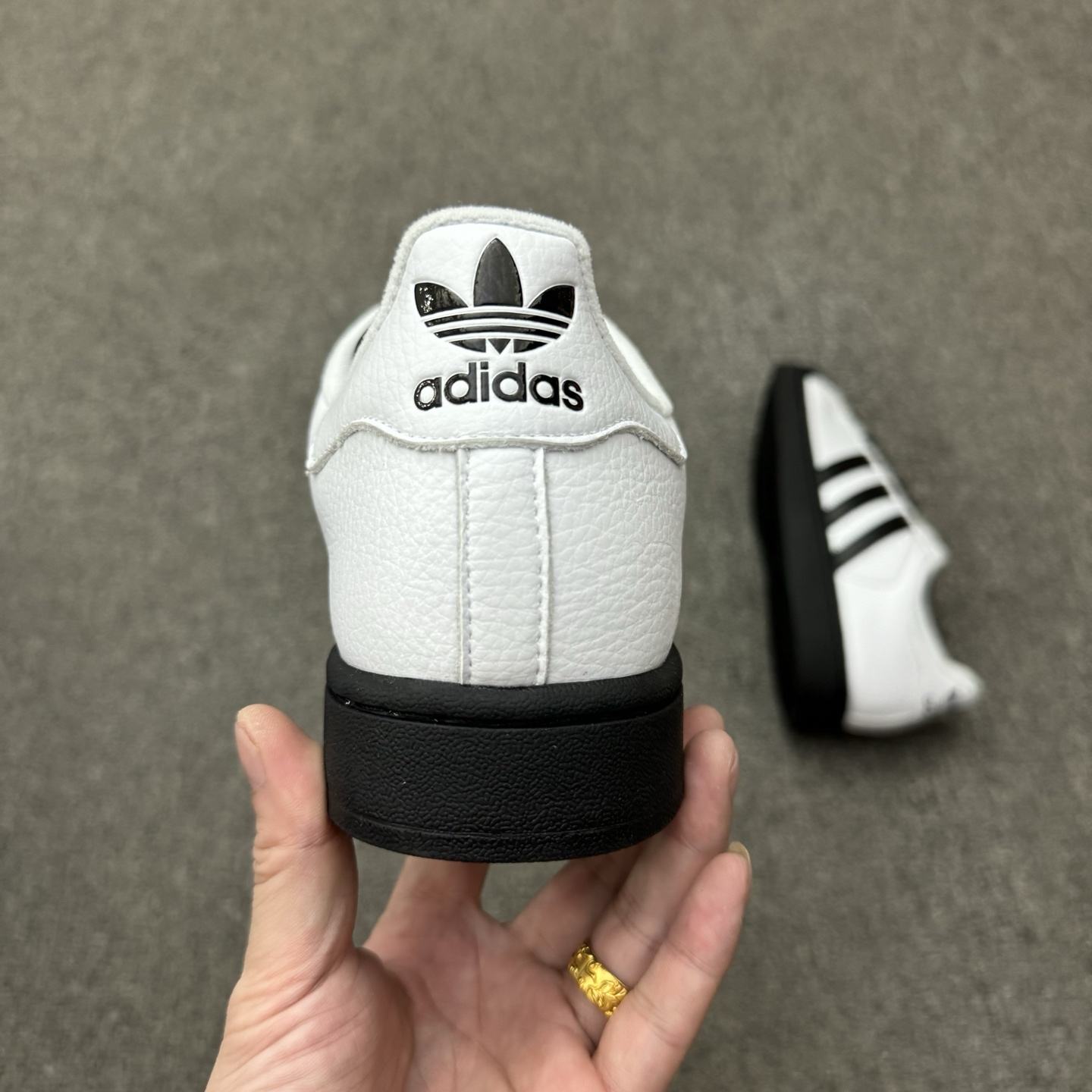 本地自取💰150（35.5-45半）
头层带半码
Adidas Original Superstar 2 阿迪达斯 低帮 白黑色 男女同款 贝壳头防滑耐磨轻便低邦休闲板鞋 保留了鞋身整体采用白色皮革打造，搭配经典黑色贝壳头，独特且辨识度极高；鞋身两侧经典锯齿三条杠Logo采用黑色点缀，侧身Superstar字样以压印妆点，鞋舌上以Adidasx字样及三叶草Logo呈现，瞬间提升鞋子的时尚程度，后跟装饰片辅以白色制作并带有黑色Adidas字样及三叶草Logo，最后以黑色中底搭配同色橡胶外底完善整体设计收尾。
货号：JI0124
尺码：35.5-45带半码