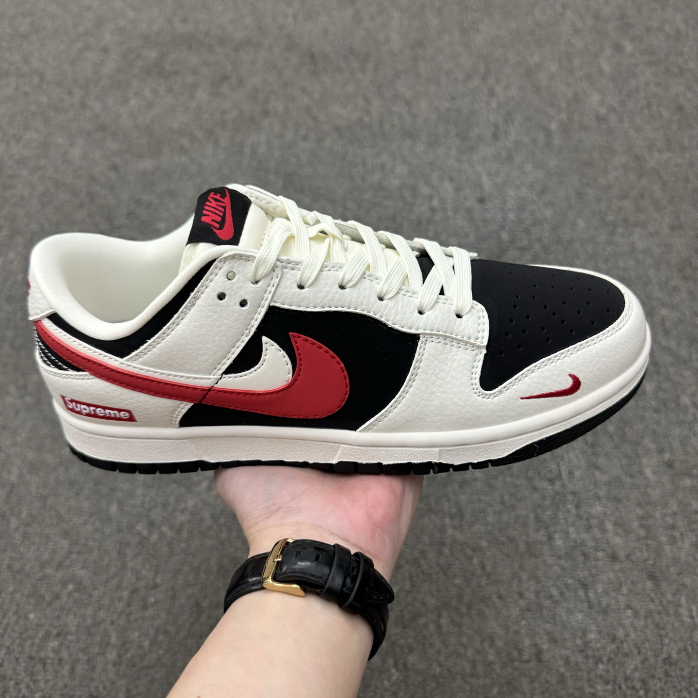 特价福利得 (36-45半) 头层带半码 [定制球鞋] Supreme x Nike Dunk SB Low Sup x 耐克 SB 低帮 白黑双勾 鞋身整体以黑色磨砂打造,搭配白色皮革框架覆盖层,使鞋款十分百搭,鞋舌绣标上以红色Nike Swoosh Logo呈现,鞋身两侧重叠Swoosh Logo分别采用红色、白色点缀,鞋舌是网眼布材料,增强透气性,后跟Nike字样以红色刺绣妆点,鞋头处侧边迷你Nike Swoosh LLogo以红色刺绣点缀,后跟印有Supreme字样,彰显联名身份;最后以米白色中底搭配黑色橡胶外底完善整体设计收尾. 货号:CS1688-102