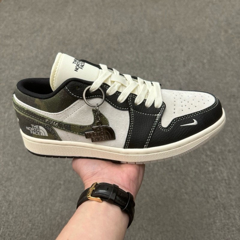 特价福利得 (36-45半) 公司级 头层 [定制球鞋] The North FACE x Air Jordan 1 Low 北面 x AJ1 低帮 联名黑灰绿 AJ1 乔丹1代 aj1 乔1 低邦 联名黑灰绿 乔丹篮球鞋系列 鞋身以灰色麂皮打造,搭配黑色皮革框架覆盖层,使鞋款十分百搭,鞋舌绣标上以蓝色The North FACE字样呈现,鞋身两侧Swoosh Logo采用绿色点缀,鞋舌是网眼布材料,增强了透气性,后跟Wings Logo以白色压印妆点,鞋头处迷你Swoosh Logo采用白色点缀,后跟印有北面品牌LLogo及字样,彰显联名身份;最后以米白色中底搭配米黑双色橡胶外底完善整体设计收尾. 货号:DM9188-013 /16