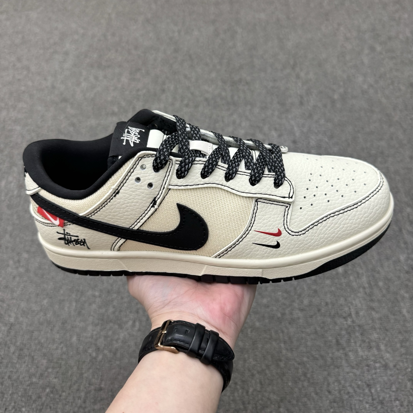 特价福利🉐💰300（36-45半） 公司级 头层 ［定制球鞋］ Stussy x Nike Dunk SB Low 斯图西 x 耐克 SB 低帮 米白黑 鞋身整体以米白色皮革打造，搭配米白色皮革框架覆盖层，使鞋款十分百搭；鞋身中部辅以织物填充，鞋舌上以Stussy字样呈现，鞋身两侧Swoosh Logo采用绿色皮革点缀，后跟的装饰片使用白色皮革制作，鞋舌是网眼布材料，增强透气性，后跟Nike字样以黑色缝线妆点，鞋头处迷你双Swoosh LLogo分别以红色、黑色点缀，后跟绣有Stussyn字样，彰显联名身份；最后以米白色中底搭黑色橡胶外底完善整体设计收尾。 货号：SC9207-425 尺码：36 36.5 37.5 38 38.5 39 40 40.5 41 42 42.5 43 44 44.5 45