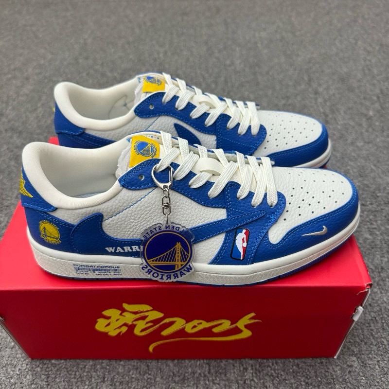 特价福利得 (36-45半) 公司级 头层 [定制球鞋] NBA Warriors x Travis Scott x Air Jordan 1 Low NBA金州勇士队 x AJ1 低帮 蓝白黄倒钩 AJ1 乔丹1代 aj1 乔1 低邦 蓝白黄倒勾 乔丹篮球鞋系列 鞋款整体以米白色为底搭配蓝色框架覆盖层,标志性的反钩Swoosh Logo采用蓝色点缀,内侧也辅以蓝色Swoosh Logo呈现,鞋舌等多处TS标志性元素均得以保留;鞋舌绣标上以勇士队Logo呈现,鞋头处迷你Swoosh Logo采用白色刺绣点缀并带有NBA的Logo,后跟的鬼脸Logo标志以及Wings LLogo均采用黄色缝线打造,后跟下方印有勇士队Logon,彰显联名身份;最后以米白色中底搭配蓝色橡胶外底完善整体设计收尾. 货号:SC9207-025/6/7/8/9 /32