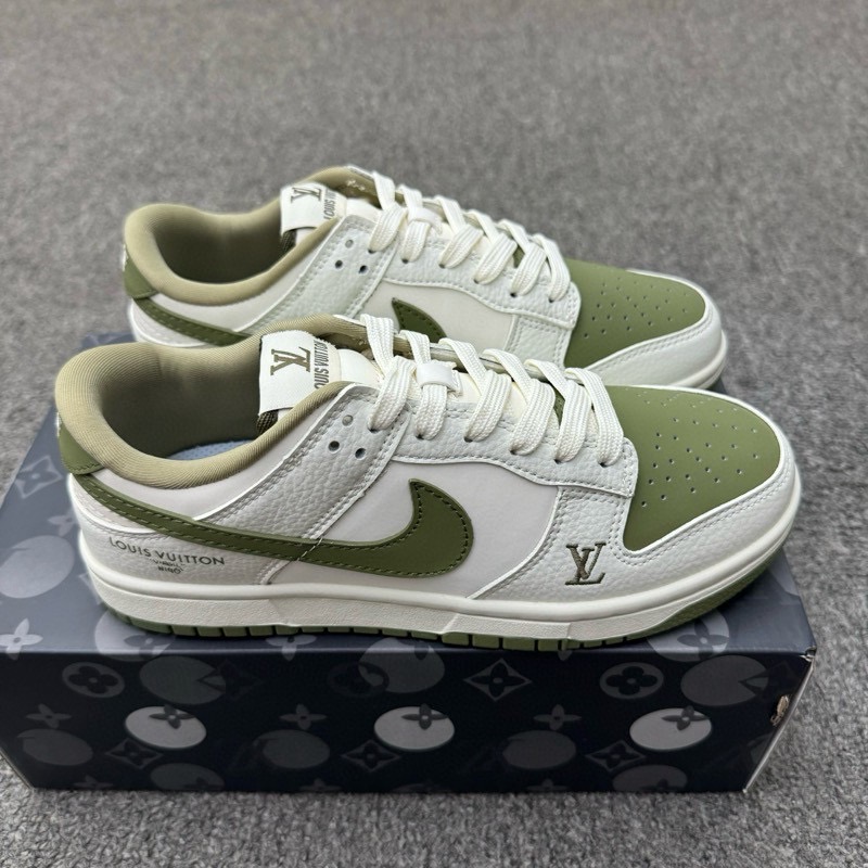 🈴双十一特价福利🉐💰199（36-45半） 头层带半码 ［定制球鞋］ Louis Vuitton x Nike Dunk SB Low 路易威登LV x 耐克 SB 低帮 联名米白绿 鞋身整体以绿色皮革打造，搭配米白色框架覆盖层，使鞋款十分百搭， 鞋舌绣标上以LV及Louis Vuitton字样呈现，鞋身两侧的Swoosh LLogo采用绿色点缀，后跟装饰片使用绿色制作，鞋舌是网眼布材料，增强了透气性，后跟Nike字样以白色妆点，鞋头处侧边LV标志绿色点缀，后跟侧方印有Louis Vuittonn字样，彰显联名身份；最后以米白色中底搭配绿色橡胶外底完善整体设计收尾。 货号：CH8311-270/1/2/5/8/81/82/83 AG3702-857 尺码：36 36.5 37.5 38 38.5 39 40 40.5 41 42 42.5 43 44 44.5 45