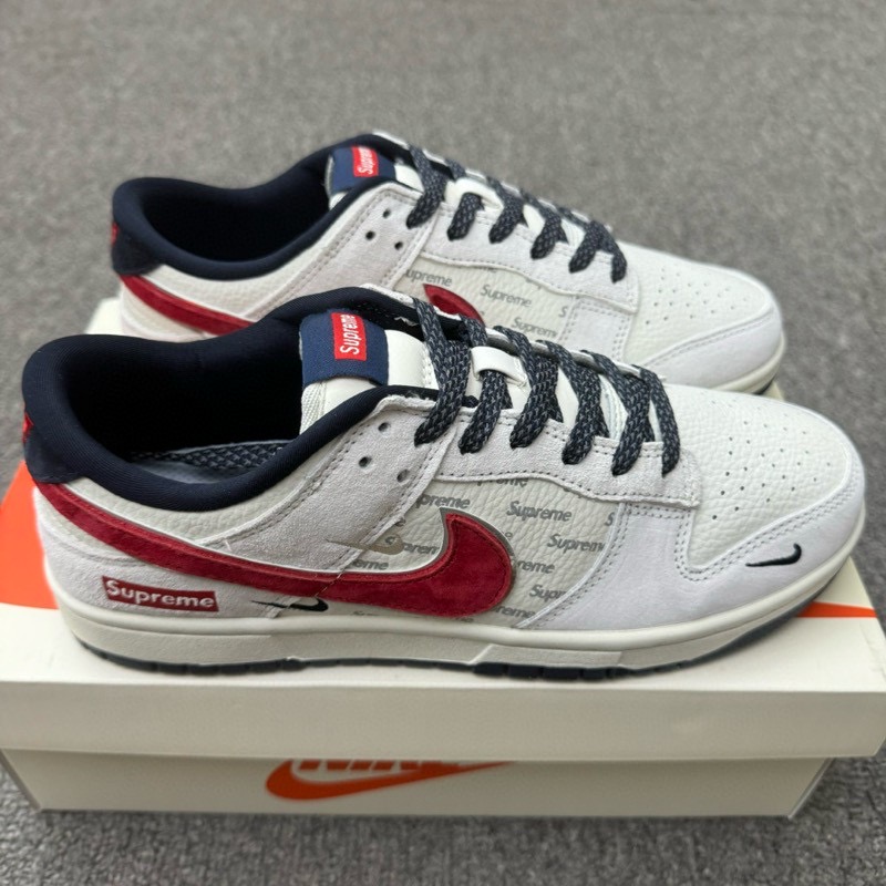 特价福利得 (36-45半) 公司级 头层 [定制球鞋] Supreme x Nike Dunk SB Low Sup x 耐克 SB 低帮 黑白红解构鞋带 鞋身整体以米白色皮革打造,搭配黑色蛇纹皮革框架覆盖层,使鞋款十分百搭,鞋舌绣标上以Supreme字样呈现,鞋身两侧的Swoosh Logo采用黑色蛇纹皮革点缀,后跟饰片辅以红色蛇纹点缀,鞋舌是网眼布材料,增强了透气性,后跟Nike字样以黑色刺绣妆点,鞋头处迷你Swoosh LLogo采用黑色点缀,后跟印有Supremen字样,彰显联名身份;最后以米白色中底搭配黑色橡胶外底完善整体设计收尾. 货号:CH6336-618 CH8311 XB3802