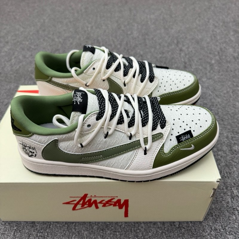 🈴特价福利🉐💰280（36-45半） 公司级 头层 ［定制球鞋］ Stussy x Travis Scott x Air Jordan 1 Low 斯图西 x AJ1 低帮 绿白倒钩 AJ1 乔丹1代 aj1 乔1 低邦 绿白倒勾联名 乔丹篮球鞋系列 鞋款整体以米白色帆布为底搭配绿色皮革框架覆盖层，标志性的反钩Swoosh Logo采用绿色3M反光材质呈现，内侧也辅以绿色3M反光Swoosh Logo点缀，鞋舌等多处TS标志性元素均得以保留；鞋舌绣标以Stussy字样呈现，鞋头处迷你Swoosh Logo采用白色点缀，鞋面带有黑色绣标Stussy字样，后跟的Jack厂牌标志以及Wings LLogo均采用黑色缝线打造，后跟下方绣有Stussy字样，彰显联名身份；最后以米白色中底搭配黑色橡胶外底完善整体设计收尾。 货号：DM6868-104/5/6/7/8/9/10/11 JH6088-611 尺码：36 36.5 37.5 38 38.5 39 40 40.5 41 42 42.5 43 44 44.5 45
