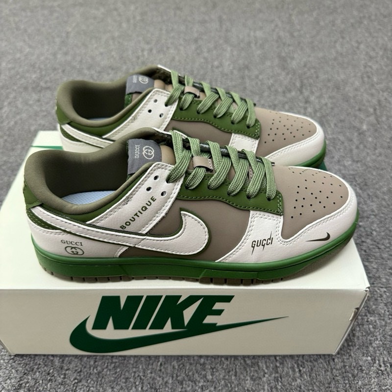 🈴特价福利🉐💰240 （36-45半） 公司级 头层 ［定制球鞋］ Gucci x Nike Dunk SB Low 古驰古奇 x 耐克 SB 低帮 联名棕白绿 鞋身整体以棕色皮革打造，搭配米白色框架覆盖层，使鞋款十分百搭，鞋舌绣标上以GG及Gucci字样呈现，鞋身两侧的Swoosh Logo采用白色点缀并以绿色进行描边，后跟装饰片使用绿色制作，鞋舌是网眼布材料，增强透气性，后跟Nike字样以白色刺绣妆点，鞋头处侧边Swoosh LLogo及Gucci字样采用绿色点缀，后跟印有Guccin字样，彰显联名身份；最后以绿色中底搭配棕色橡胶外底完善整体设计收尾。 货号：XY2026-150/1/2/3/4/5 尺码：36 36.5 37.5 38 38.5 39 40 40.5 41 42 42.5 43 44 44.5 45