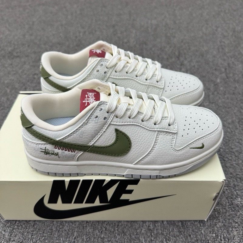 🈴特价福利🉐💰240（36-45半） 公司级 头层 ［定制球鞋］ Stussy x Nike Dunk SB Low 斯图西 x 耐克 SB 低帮 米白绿 鞋身整体以米白色皮革打造，搭配米白色皮革框架覆盖层，使鞋款十分百搭，鞋舌红色绣标上以Stussy字样呈现，鞋身两侧的Swoosh Logo采用绿色点缀，鞋舌是网眼布材料，增强透气性，后跟Nike字样以白色刺绣妆点，鞋头处迷你Swoosh LLogo以绿色刺绣点缀，后跟绣有Stussyn字样，彰显联名身份；最后以米白色中底搭配灰色橡胶外底完善整体设计收尾。 货号：XY2026-156/8/9 SC9207-402/3/4 尺码：36 36.5 37.5 38 38.5 39 40 40.5 41 42 42.5 43 44 44.5 45