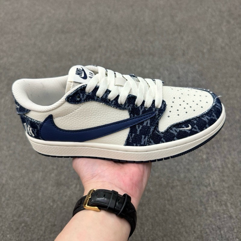 特价福利得 (36-45半) 公司级 头层 [定制球鞋] MLB NY x Travis Scott x Air Jordan 1 Low MLB x AJ1 低帮 蓝白牛仔倒钩 AJ1 乔丹1代 aj1 乔1 低邦 蓝白牛仔倒勾 乔丹篮球鞋系列 鞋款以米白色为底搭配蓝色牛仔NY印花框架打造,标志性的反钩Swoosh Logo采用蓝色呈现,内侧则辅以蓝色Swoosh Logo点缀,鞋舌等多处TS标志性元素均得以保留;鞋舌上以Nike Swoosh Logo呈现,鞋头处迷你Swoosh Logo白色妆点,后跟的鬼脸Logo标志以及Wings LLogo均采用白色缝线打造,彰显联名身份;最后以米白色中底搭配蓝色橡胶外底完善整体设计收尾. 货号:DM7866-051/93/102