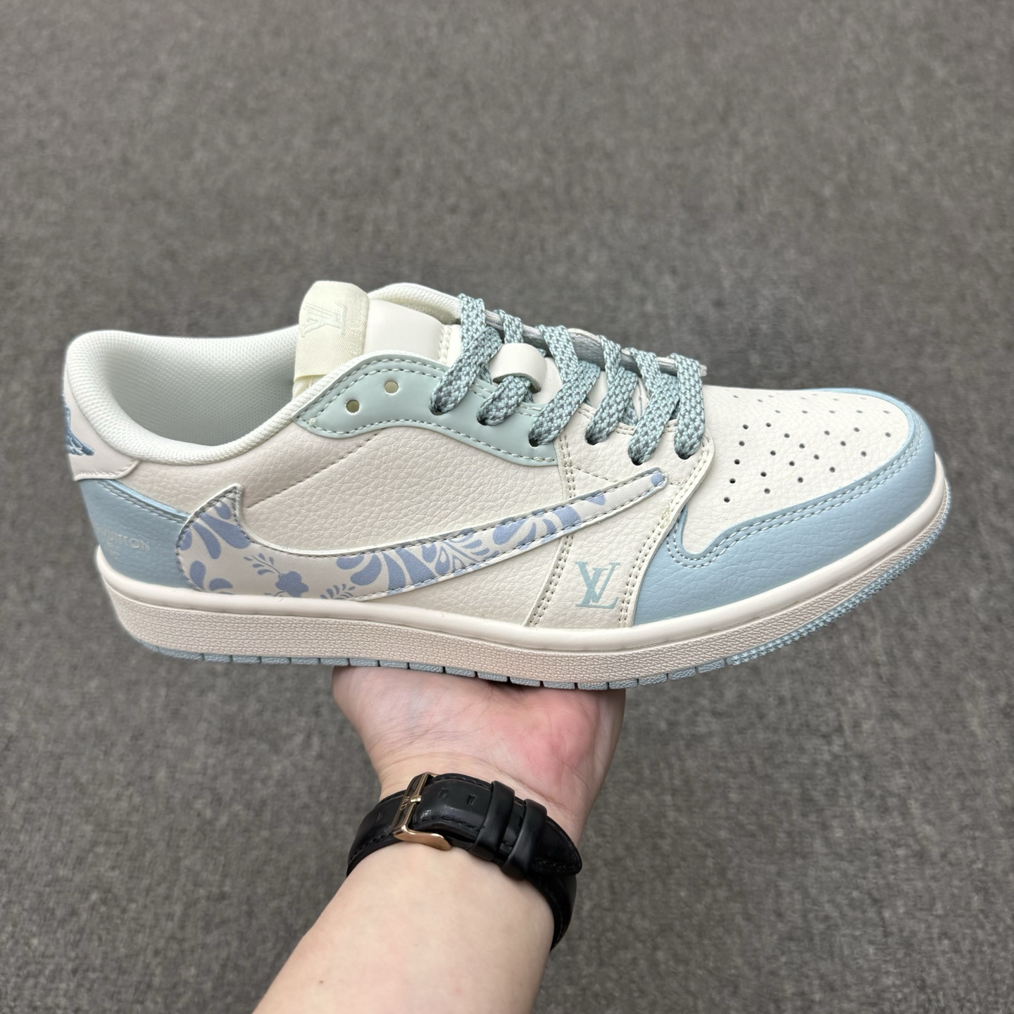 特价福利🉐💰280（36-45半） 公司级 头层 ［定制球鞋］ Louis Vuitton x Travis Scott x Air Jordan 1 Low 路易威登LV x AJ1 低帮 蓝白倒钩 AJ1 乔丹1代 aj1 乔1 低邦 蓝白倒勾联名 乔丹篮球鞋系列 鞋身整体以米白色为底搭配蓝色皮革框架覆盖层，标志性的反钩Swoosh Logo采用白色呈现，内侧也辅以白色Swoosh Logo点缀，鞋舌等多处TS标志性元素均得以保留；鞋舌以LV及Louis Vuitton字样呈现，鞋头处LV字样蓝色妆点，后跟的Jack厂牌标志以及Wings Logoj均采用蓝色缝线打造，后跟印有Louis Vuitton字样，彰显联名身份；最后以米白色中底搭配蓝色橡胶外底完善整体设计收尾。 货号：XS7089-613 尺码：36 36.5 37.5 38 38.5 39 40 40.5 41 42 42.5 43 44 44.5 45