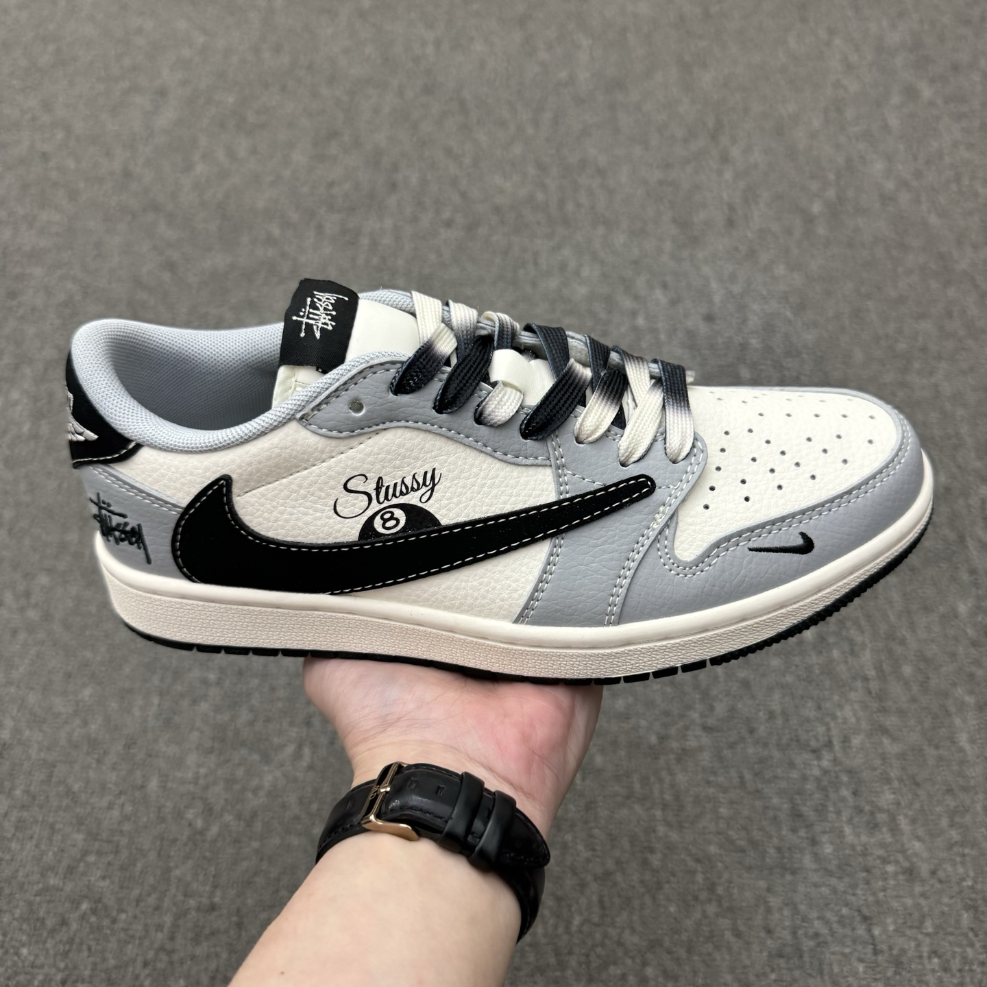 特价福利得 (36-45半) 公司级 头层 [定制球鞋] Stussy x Travis Scott x Air Jordan 1 Low 斯图西 x AJ1 低帮 灰白黑倒钩 AJ1 乔丹1代 aj1 乔1 低邦 灰白黑倒勾联名 乔丹篮球鞋系列 鞋身整体以米白色为底搭配灰色皮革框架覆盖层,标志性的反钩Swoosh Logo采用黑色呈现,内侧也辅以黑色Swoosh Logo点缀,鞋舌等多处TS标志性元素均得以保留;鞋舌绣标以Stussy字样呈现,鞋头处迷你Swoosh Logo采用黑色点缀,后跟的Jack厂牌标志以及Wings Logoj均采用白色缝线打造,后跟下方绣有Stussy字样,彰显联名身份;最后以米白色中底搭配黑色橡胶外底完善整体设计收尾. 货号:XS7089-601
