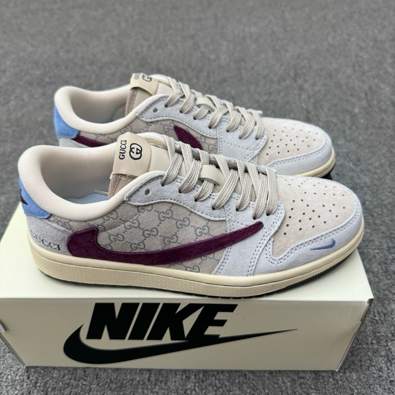 特价福利得 (36-45半) 公司级 头层 [定制球鞋] Gucci x Travis Scott x Air Jordan 1 Low 古奇古驰 x AJ1 低帮 灰红蓝倒钩 AJ1 乔丹1代 aj1 乔1 低邦 灰红蓝倒勾联名 乔丹篮球鞋系列 鞋身整体以米黄色为底搭配灰色麂皮框架覆盖层,标志性的反钩Swoosh Logo采用酒红麂皮呈现,内侧也辅以酒红麂皮Swoosh Logo点缀,鞋舌等多处TS标志性元素均得以保留;后跟侧下方印有GG字样,鞋舌绣标上以GG字样呈现,后跟的鬼脸LLogo标志以及Wings Logon均采用酒红色缝线打造,彰显联名身份;最后以米白色中底搭配黑色橡胶外底完善整体设计收尾. 货号:CH6336-019 /22 AG3702-801