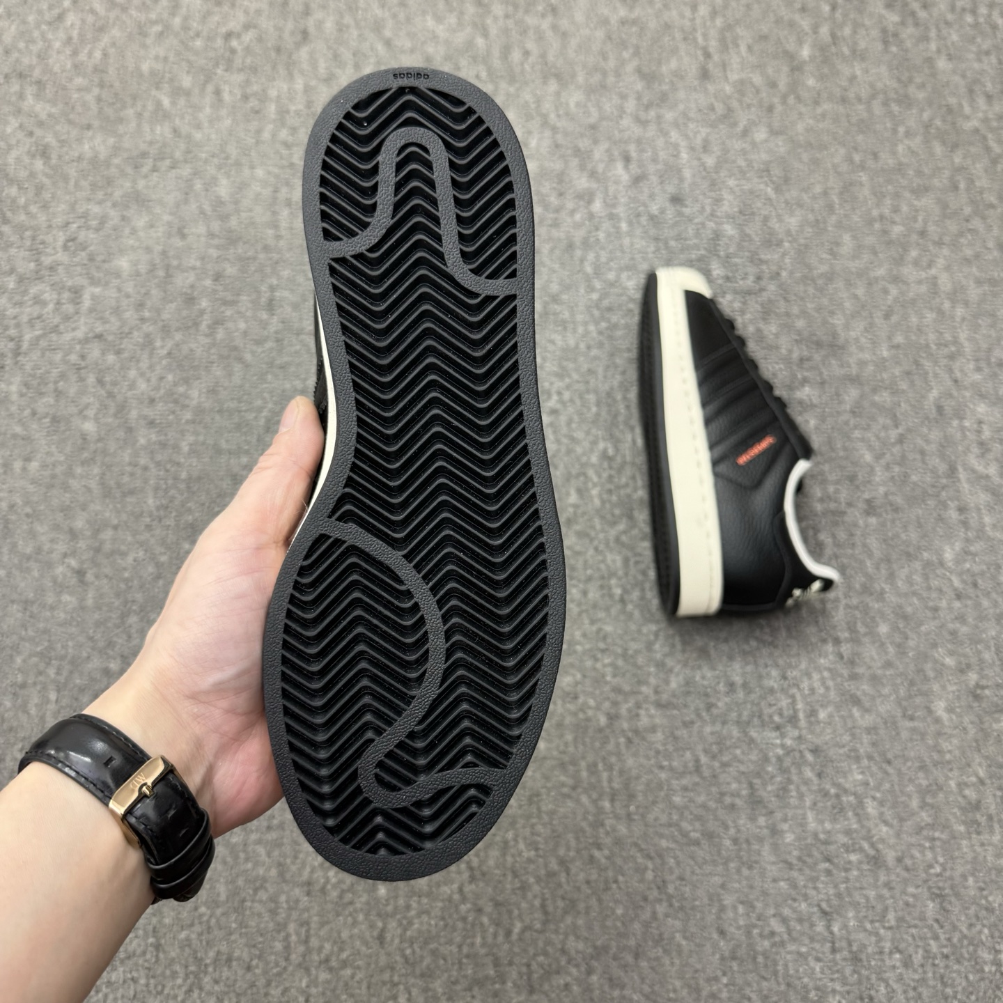 【💰💰110】（35.5-45半）
Adidas Original Superstar 2 "Paris" 阿迪达斯 低帮 巴黎联名 黑橙 男女同款 贝壳头2代防滑耐磨轻便低邦板鞋 鞋身整体以黑色皮革打造，搭配经典白色贝壳头，鞋身两侧经典锯齿三条杠Logo采用黑色点缀，侧身Superstar字样橙色压印妆点，鞋舌橙色底色上以三叶草Logo及Paris字样呈现，瞬间提升鞋子的时尚程度，后跟装饰片辅以黑色皮革制作并带有白色三叶草Logo及Paris字样，外加法国75数字的鞋带饰品致敬巴黎区号，最后以白色中底搭配生胶色橡胶外底完善整体设计收尾。
货号：JQ3223
尺码：35¹/₃ 36 36²/₃ 37¹/₃ 38 38²/₃ 39¹/₃ 40 40²/₃ 41¹/₃ 42 42²/₃ 43¹/₃ 44 44²/₃ 45¹/₃