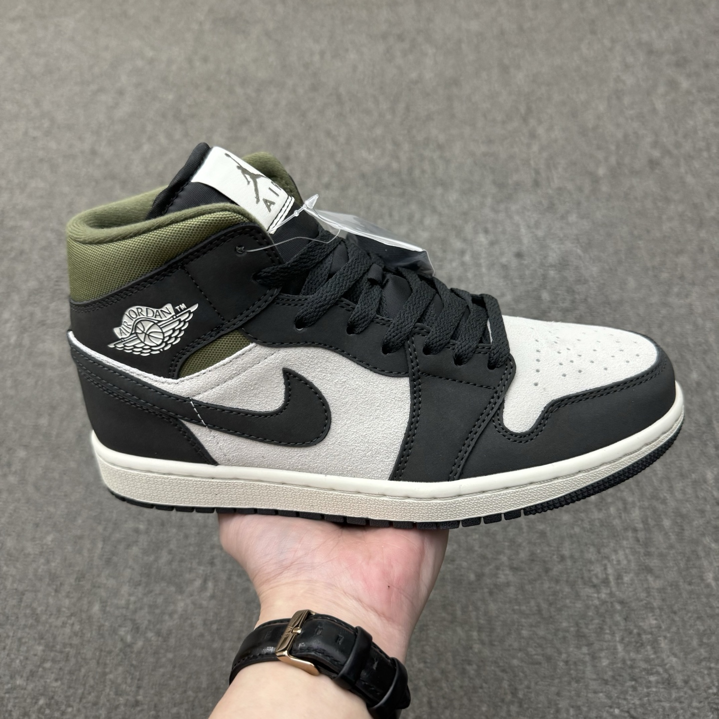 💰380
头层带半码
Air Jordan 1 Mid 中帮 黑灰绿 AJ1 乔丹1代 aj1 乔1 中邦 黑灰绿 乔丹篮球鞋系列 整双鞋最大的亮点在于鞋帮部位采用了优雅的绿色帆布呈现,在色彩和材质的共同烘托下,让整双鞋极具奢华气息;鞋款整体以灰色麂皮打造,搭配黑色皮革框架覆盖层,鞋身两侧Swoosh Logo采用黑色点缀,鞋舌上以橄榄绿Jumpman Logo及Air呈现,鞋领处Wwings Logo则以白色压印妆点,最后以白色中底搭配灰色橡胶外底完善整体设计收尾。
货号:HV4091-102(2025版)
尺码:36 36.5 37.5 38 38.5 39 40 40.5 41 42 42.5 43 44 44.5 45 46