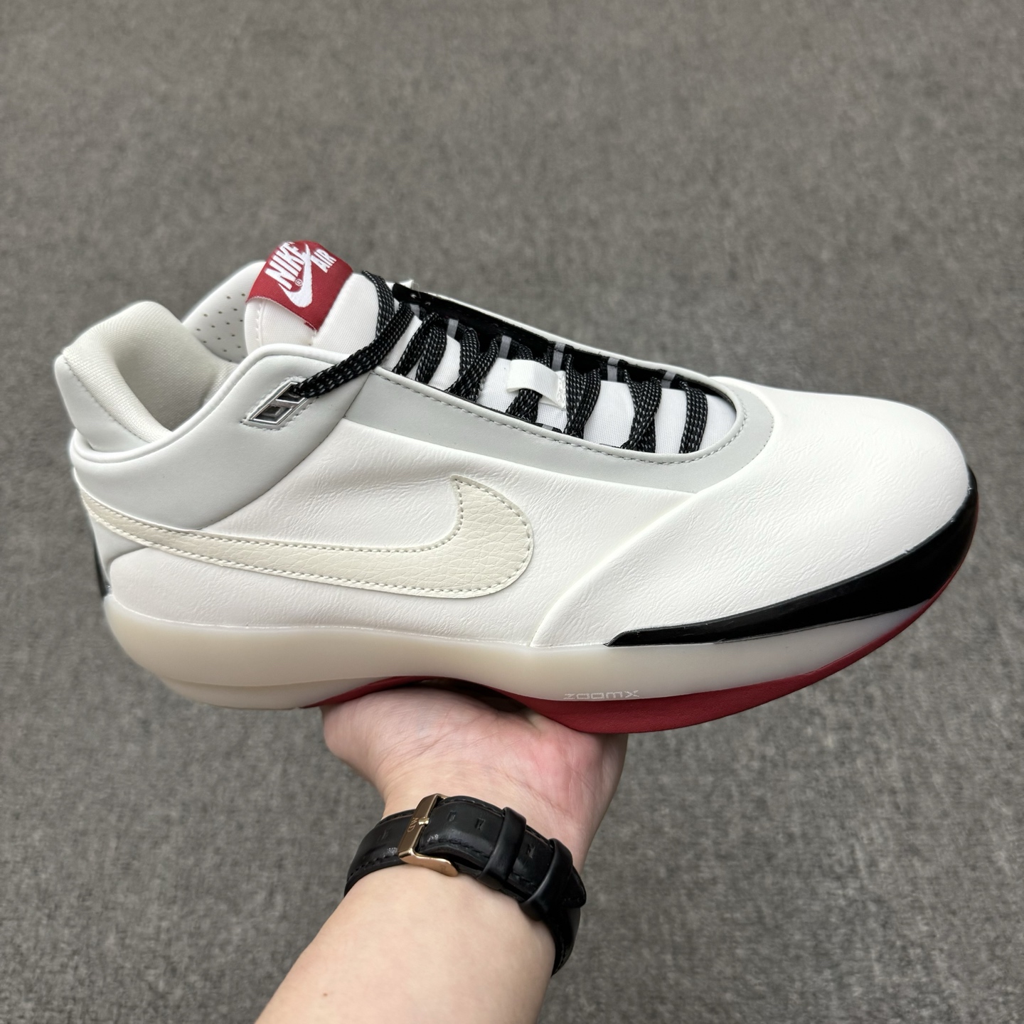 💰170
Air Jordan 40 Low "Chicago" 低帮 芝加哥 AJ40 乔丹40代 aj40 乔40 低邦 白黑红 乔丹篮球鞋系列 
货号：IQ4088-100（2025版）
尺码：36 36.5 37.5 38 38.5 39 40 40.5 41 42 42.5 43 44 44.5 45 46 47.5