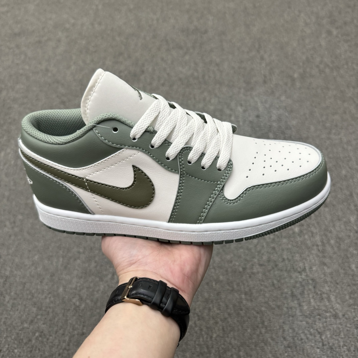 💰360
Air Jordan 1 Low 低帮 绿白色 AJ1 乔丹1代 aj1 乔1 低邦 白绿色 乔丹篮球鞋系列 整双鞋选用白绿配色示人并辅以皮质鞋面，鞋身整体以白色皮革打造，搭配绿色皮革框架覆盖层，鞋身两侧Swoosbh Logo采用抹茶绿点缀，鞋领、内衬也以绿色呈现，鞋舌上Jumpman Logo也以绿色刺绣示人，后跟Wings Logo辅以白色刺绣示人；最后以白色中底搭配绿色橡胶外底完善整体设计收尾。
货号：553558-300（2025.12发售）
尺码：36 36.5 37.5 38 38.5 39 40 40.5 41 42 42.5 43 44 44.5 45 46