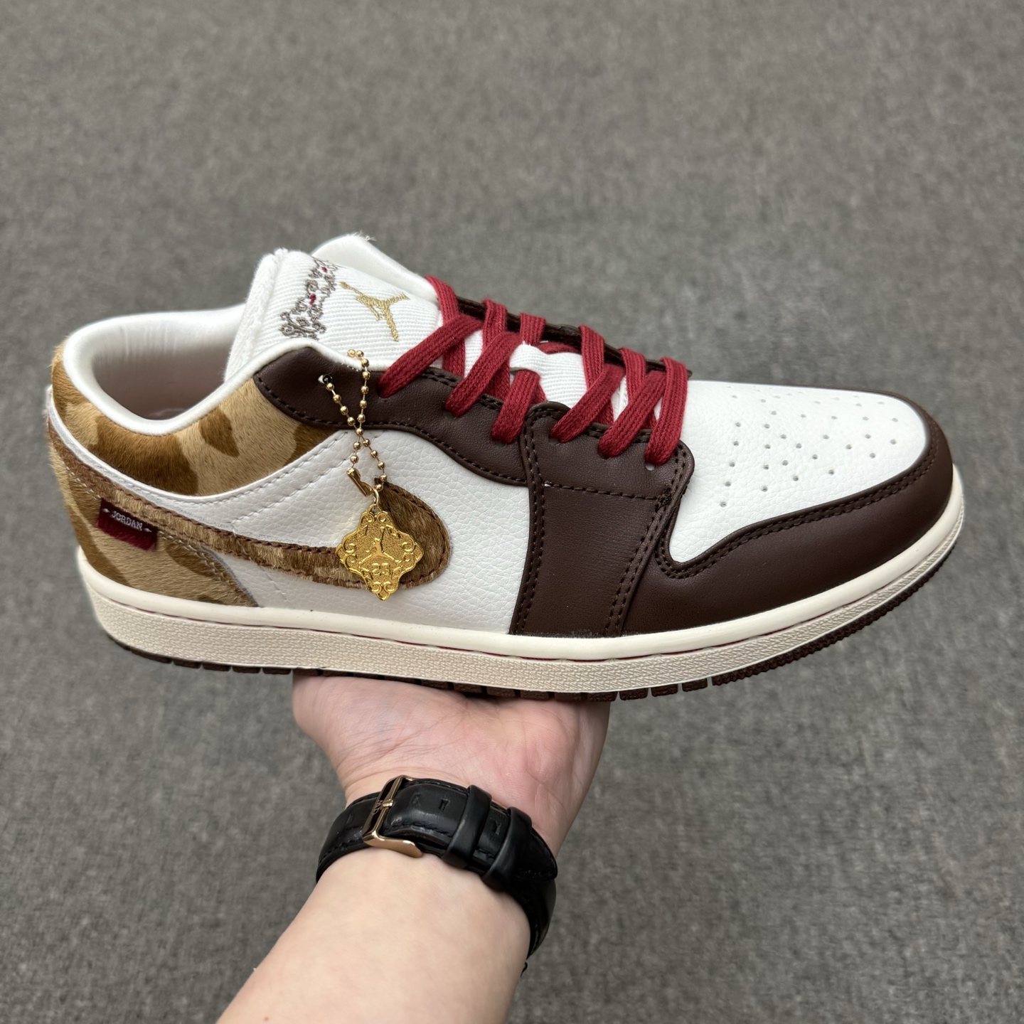 Air Jordan 1 Low "Year Of The Horse" CNY新年款 低帮 马年限定 棕褐色 AJ1 乔丹1代 aj1 乔1 低邦 棕褐色 乔丹篮球鞋系列 鞋款以皮革、麂皮、马毛等多种材质结合,整体衣白棕黄三色为基调,鞋身整体以白色皮革打造,搭配棕色鞋头框架覆盖层,而最瞩目的当属雕刻纹样祥云刺绣的马毛Swoosh Logo和后跟,搭配酒红鞋带撞色经典鞋型,以及这两年Nike爱玩的金色特殊吊牌;鞋舌上的云纹刺绣及金色Jumpman Logo,后跟Wings Logoq则以棕色压印呈现,最后以米白色中底搭配棕色橡胶外底完善整体设计收尾. 货号:IQ5321-121(2025.12.15发售)