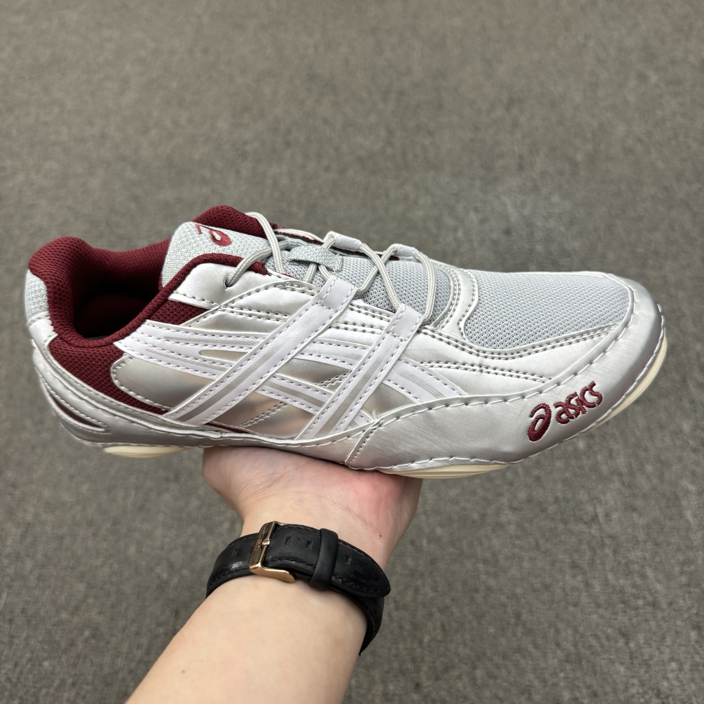 (36-45半) 真标带半码 ASICS Hypersync 阿斯克斯 低帮 复古银红 男女同款 薄底鞋德训鞋时尚经典透气包裹性轻便低邦生活休闲鞋 鞋款从Hyperpower田径鞋系列中汲取鞋面结构灵感,以利落的合成皮革覆层搭配透气网眼,辅以装饰性缝线细节,勾勒出流畅且富有层次的视觉语言;外底承袭Snapdown摔跤鞋基因,采用1CM机能超薄薄底系统,搭配OrthoLiteTMX-40鞋垫与Aharplusj耐磨橡胶,融合现代科技创新,重新定义独特的薄底科技美学. 货号:1203A879-020(2026.03.06发售)