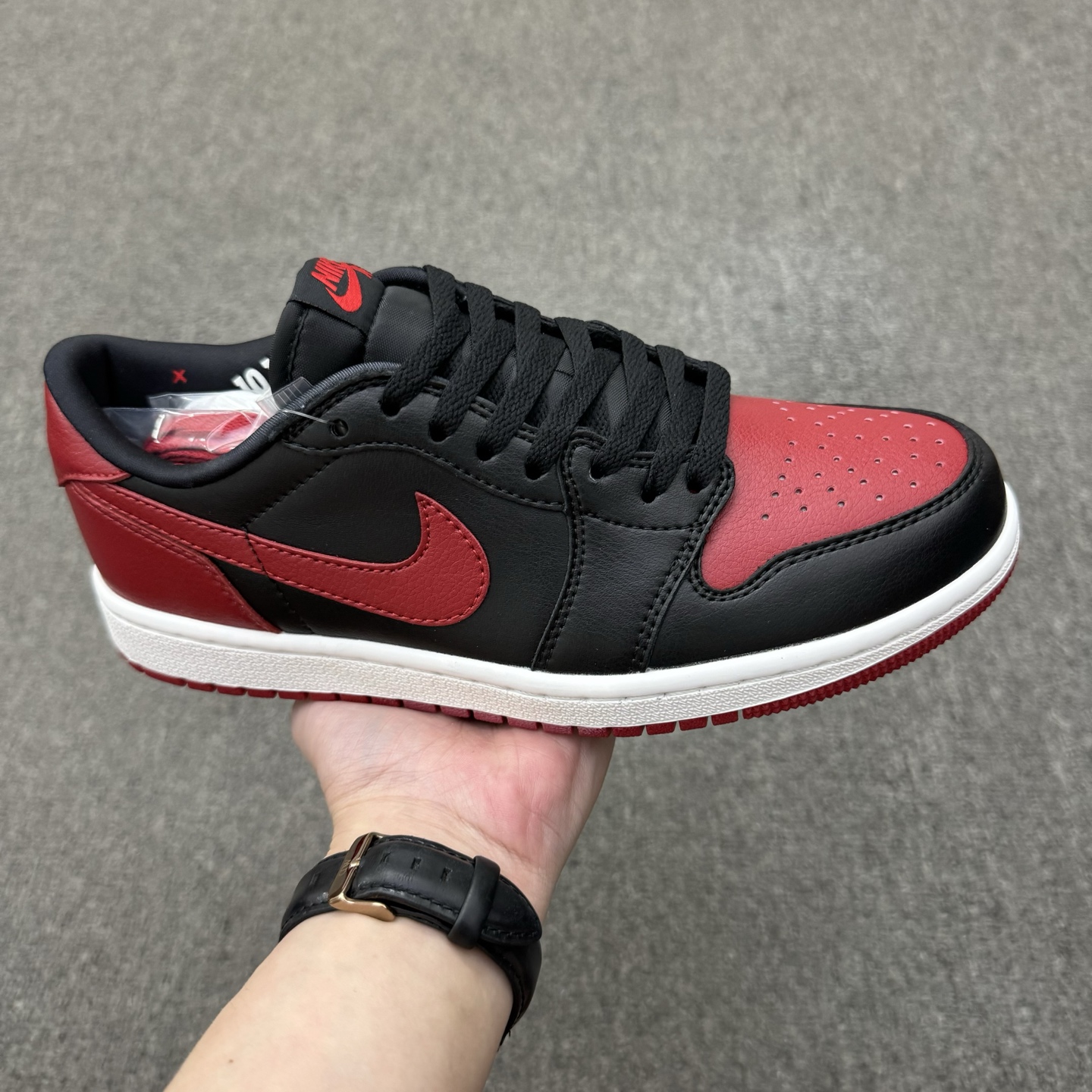 (36-46半) 头层带半码 Air Jordan 1 Low OG "Banned" 低帮 黑红禁穿 后跟带红X AJ1 乔丹1代 aj1 乔1 低邦 禁穿黑红 男女同款 乔丹篮球鞋系列 作为Jordan品牌40周年庆典的一部分,这款鞋重现了经典的"禁穿"主题,鞋身基底采用黑色荔枝纹皮革,搭配红色的鞋头、后跟及标志性的Sbwoosh Logo标识,形成经典的黑红配色方案;鞋舌上Nike Air标识也辅以红色刺绣呈现,鞋身细节全是纪念彩蛋,诚意满满.鞋帮内衬着"Sample 、Property Of Nike USA、Not For Resale"的样品标识;鞋领处刻有"10.18.84"的日期,正是禁穿事件的关键时间点;后跟红色皮革上压印红色"X"叉号,呼应"禁穿"的标志性元素,同时致敬2011年的高帮禁穿版本;鞋垫印着"On September 15Th,1984 Nike Created A Revolutionary New Basketball Shoe"的文字和红"X"标志,复刻了t经典纪念文案. 货号:IW6276-001(2026.05.16发售)