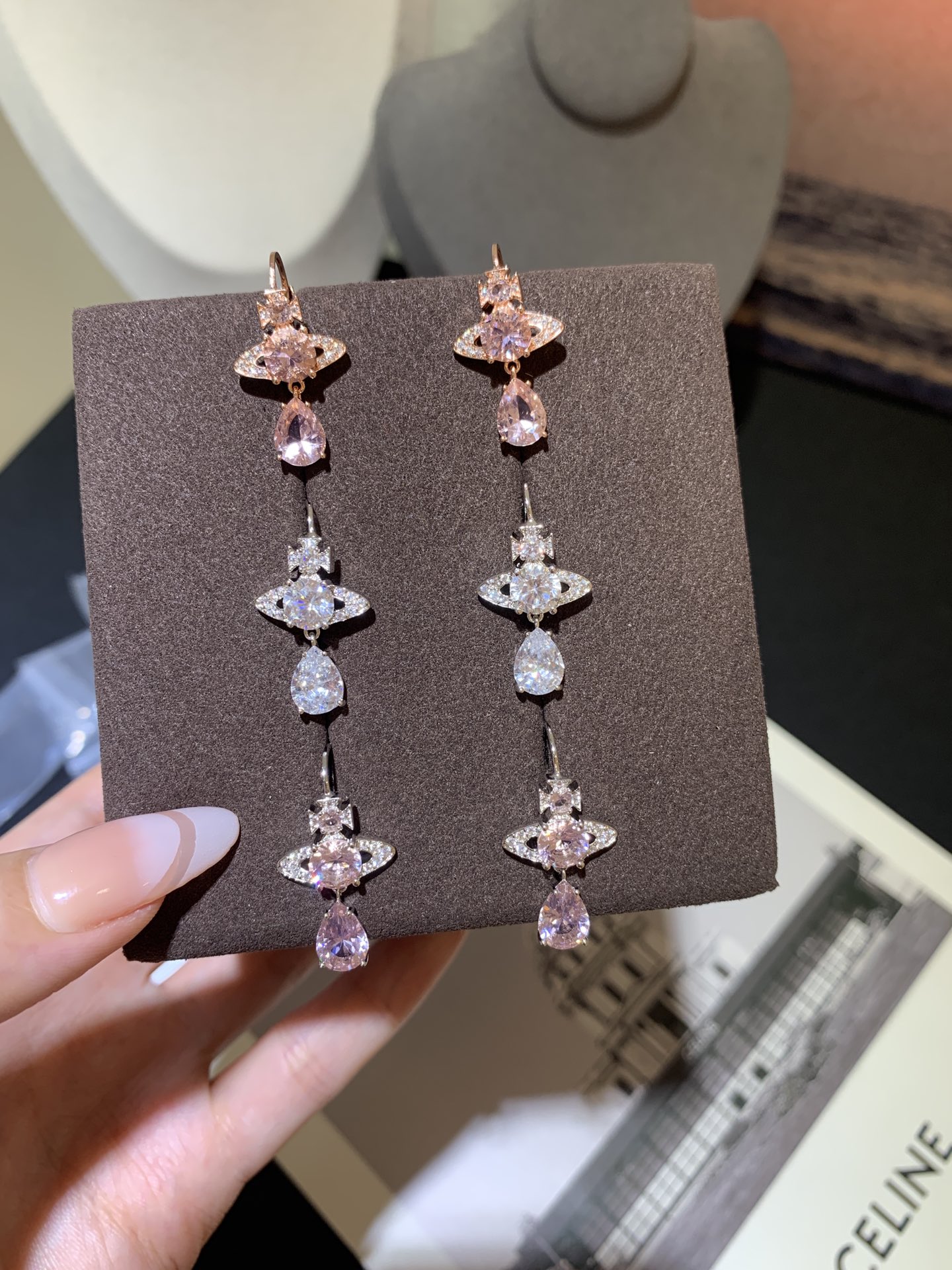 西太后人鱼泪耳环大集合✅
挪不开眼的精致璀璨💓无论是细节还是主石的品质都是无论挑剔的！