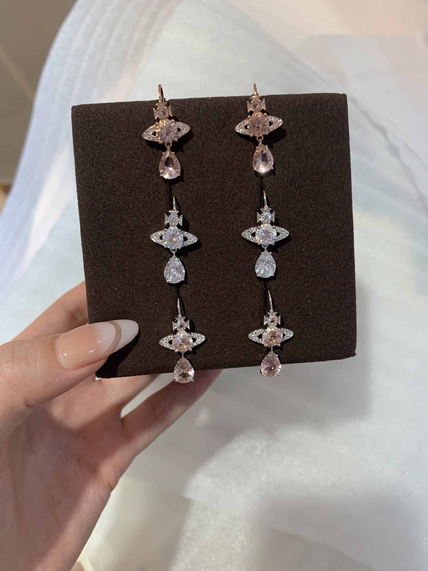 西太后人鱼泪耳环大集合✅
挪不开眼的精致璀璨💓无论是细节还是主石的品质都是无论挑剔的！