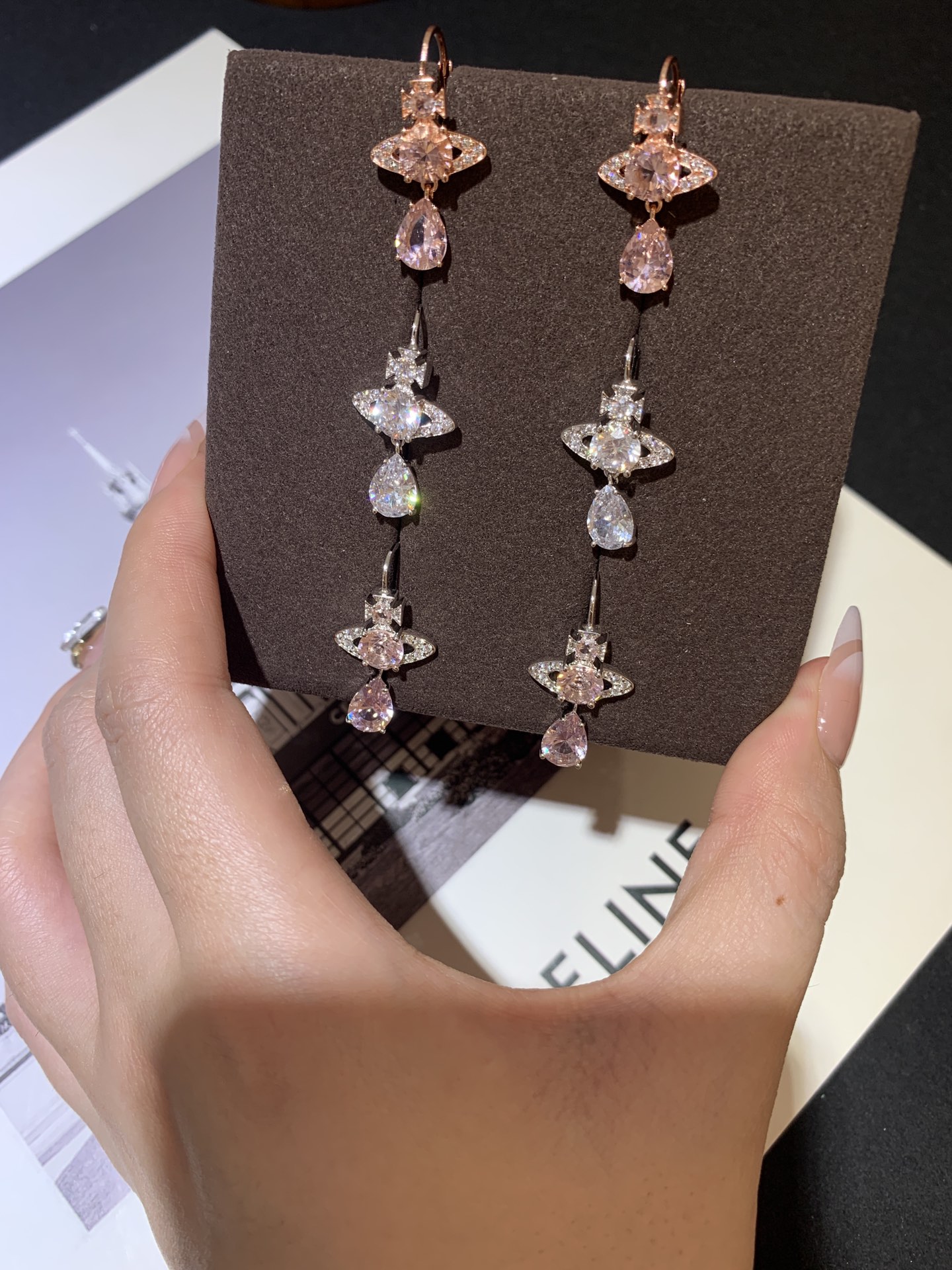 西太后人鱼泪耳环大集合✅
挪不开眼的精致璀璨💓无论是细节还是主石的品质都是无论挑剔的！