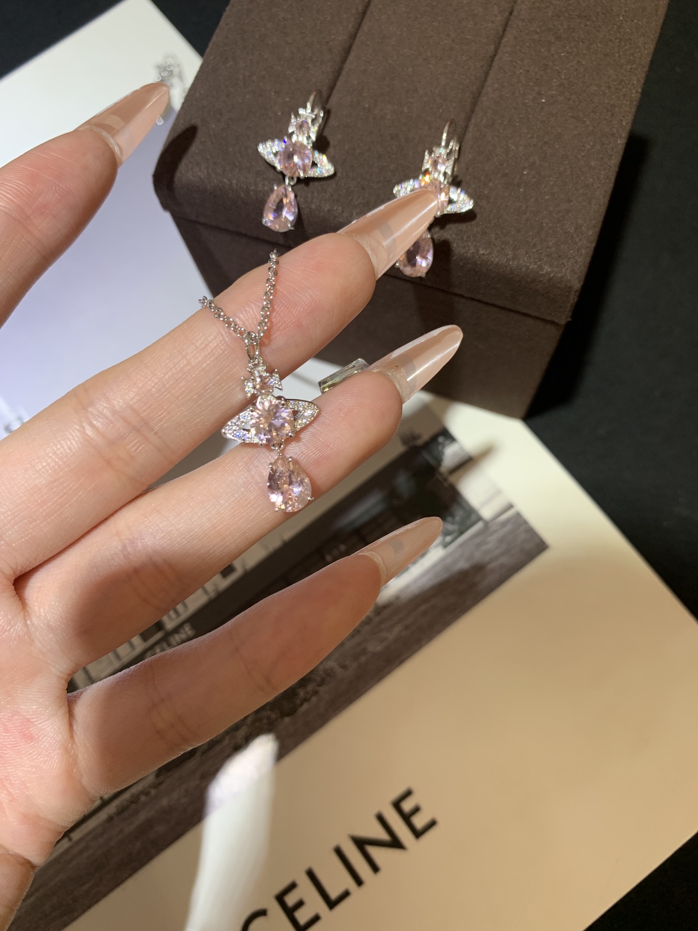 银色粉钻人鱼泪项链/耳环✅
柔和低调的银粉配色，瞬间营造甜美温柔的氛围感～