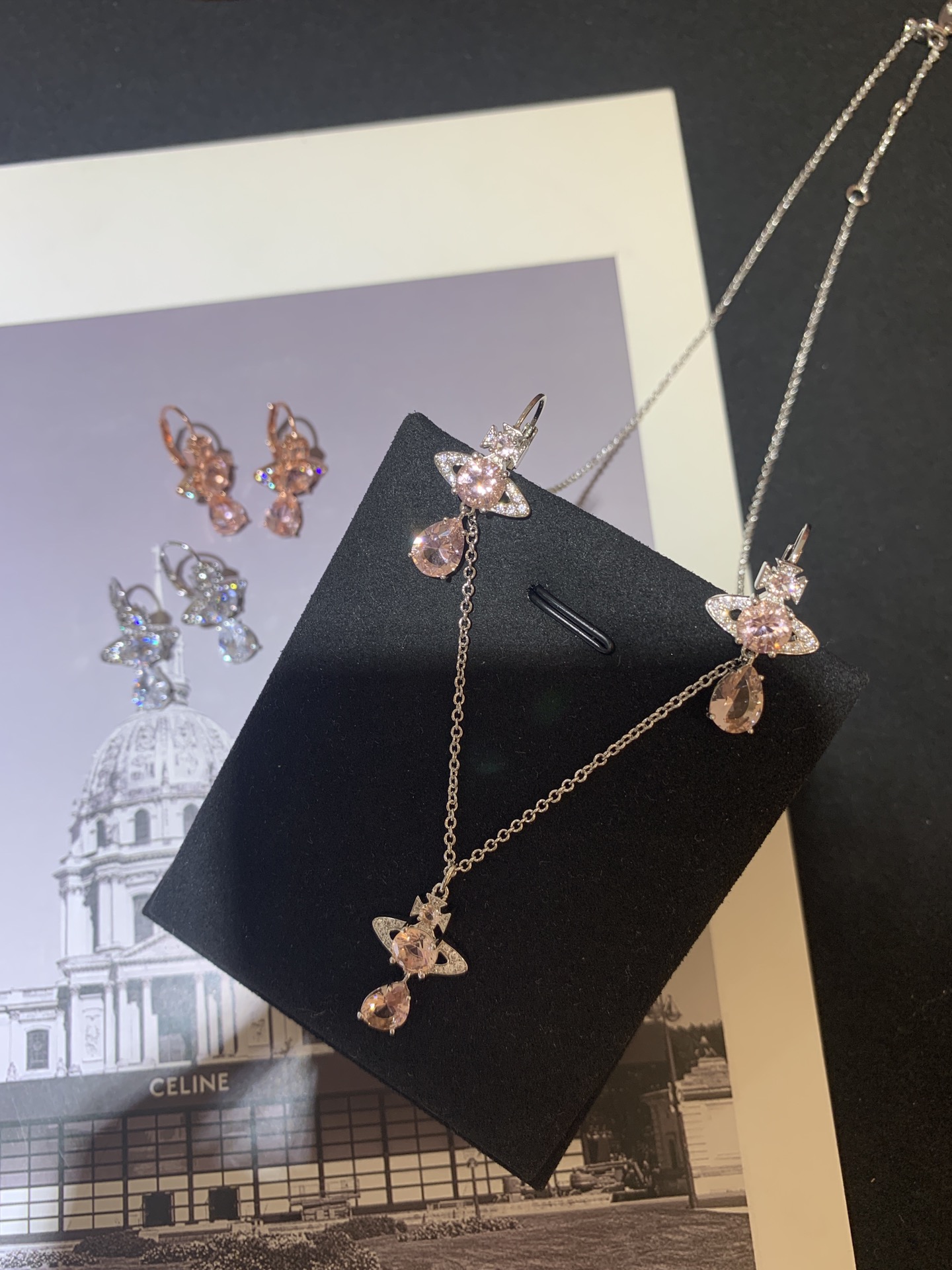 银色粉钻人鱼泪项链/耳环✅
柔和低调的银粉配色，瞬间营造甜美温柔的氛围感～