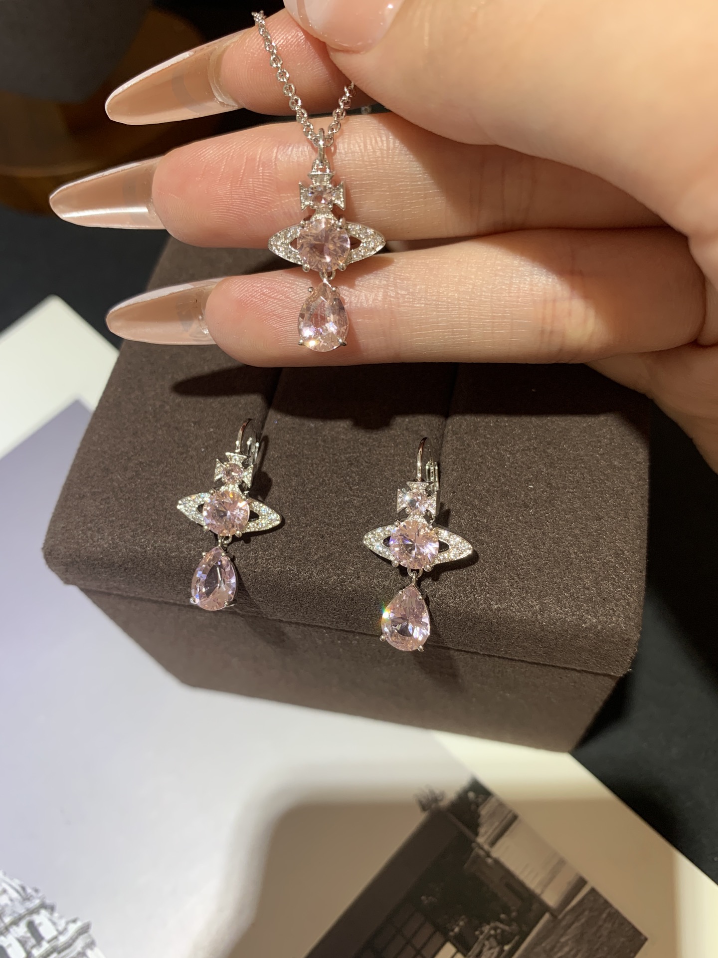银色粉钻人鱼泪项链/耳环✅
柔和低调的银粉配色，瞬间营造甜美温柔的氛围感～