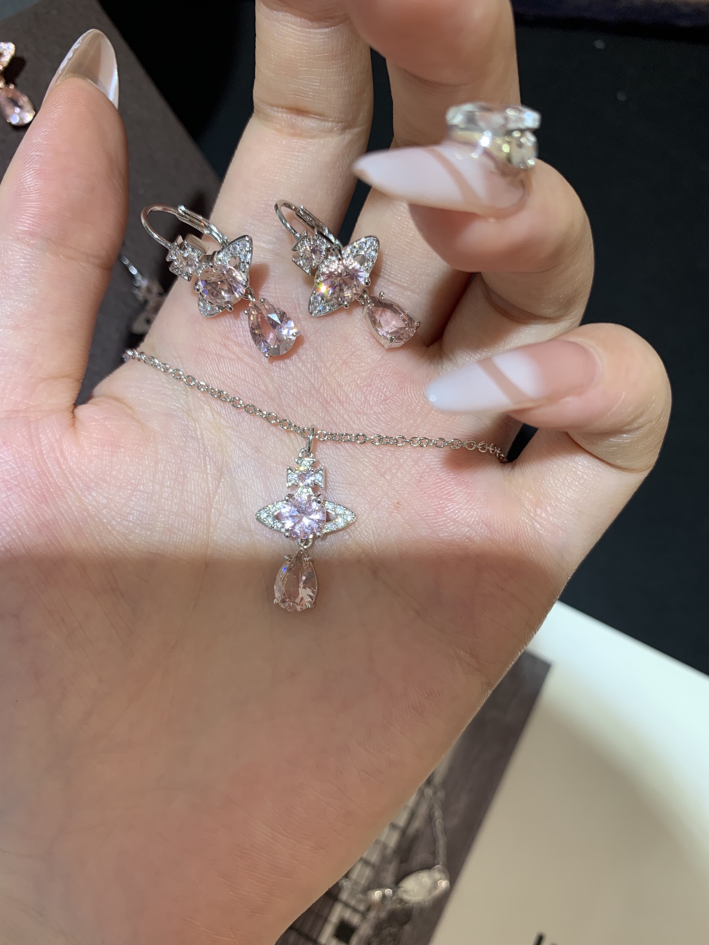 银色粉钻人鱼泪项链/耳环✅
柔和低调的银粉配色，瞬间营造甜美温柔的氛围感～