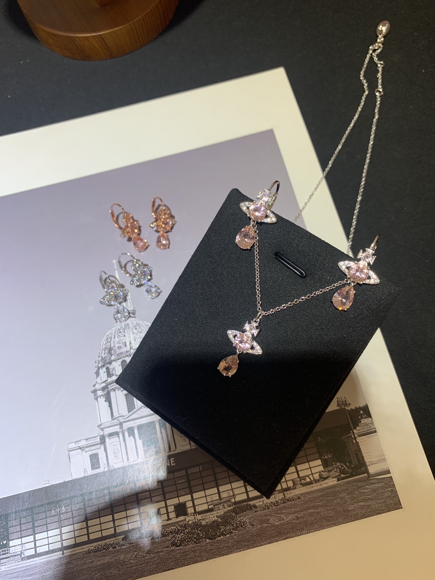 银色粉钻人鱼泪项链/耳环✅
柔和低调的银粉配色，瞬间营造甜美温柔的氛围感～