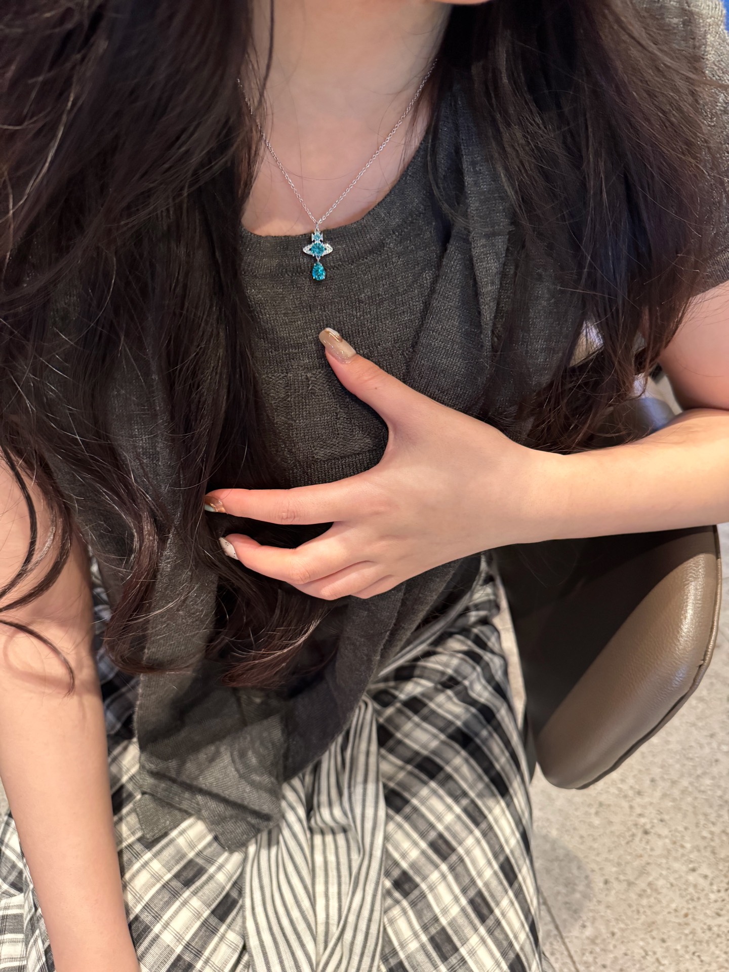 是无法替代的蓝绿色！一秒打破穿搭沉闷感
#祖母绿人鱼泪项链