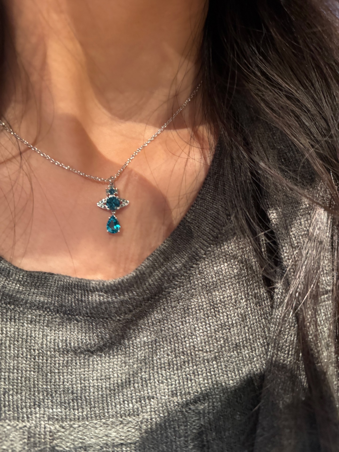 是无法替代的蓝绿色！一秒打破穿搭沉闷感
#祖母绿人鱼泪项链